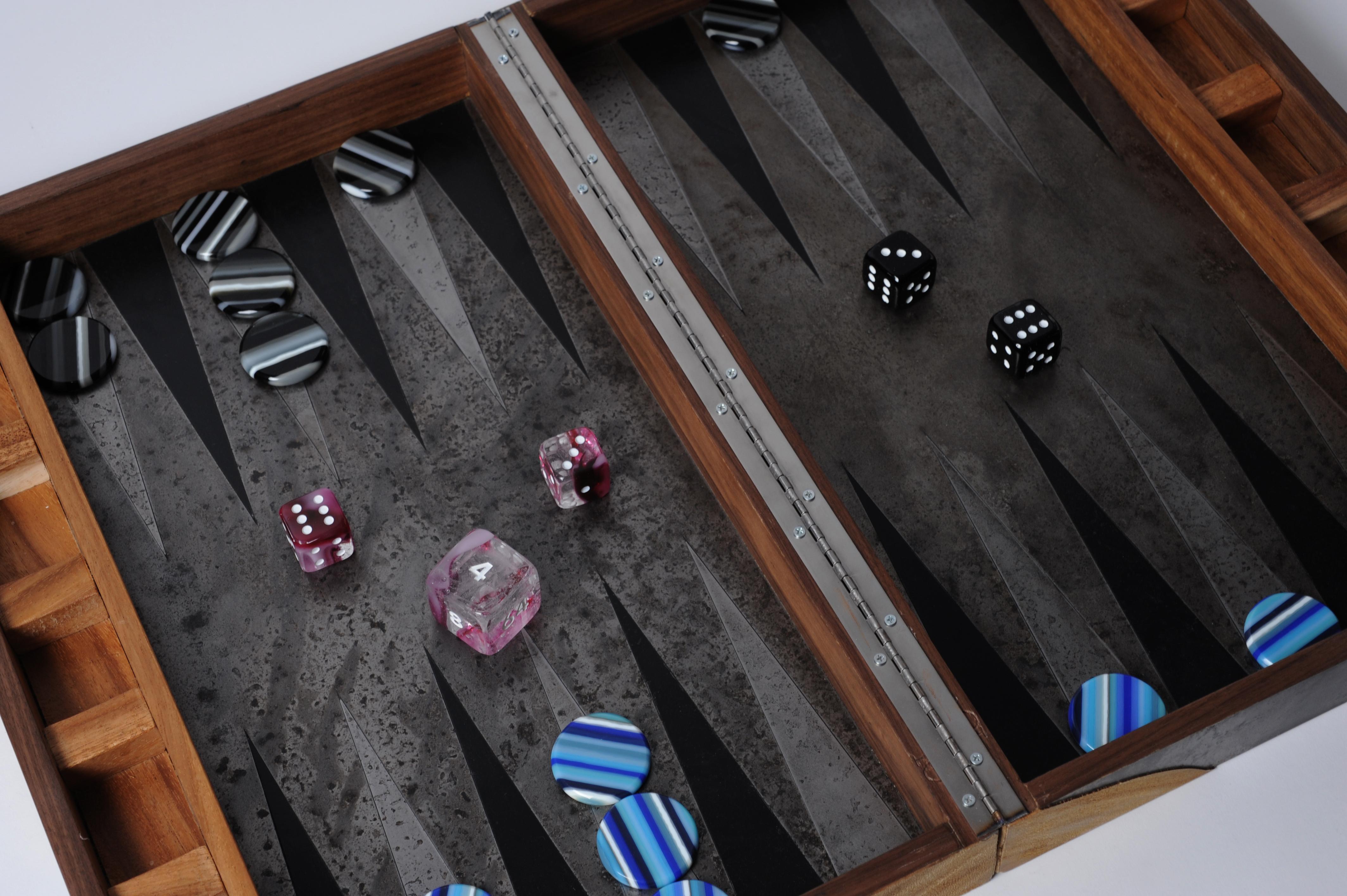 Backgammon Lineal Wood Case with Glass Chips and Dice In New Condition For Sale In Naucalpan, Edo de Mex