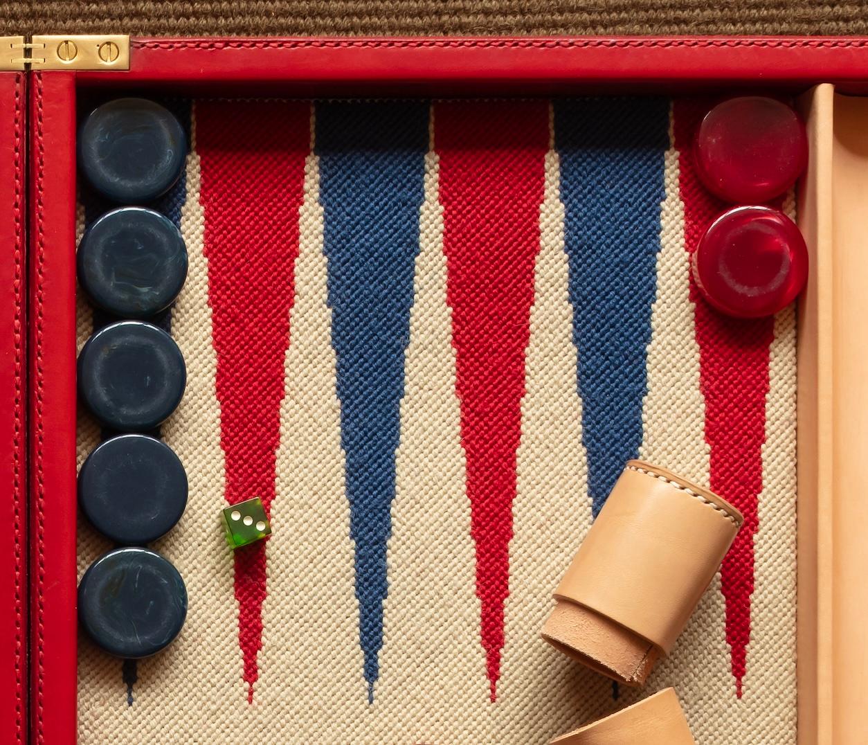 Backgammon-Set in Ledergehäuse mit Nadelspitze und Vintage-Theken in Blau. (Stickerei) im Angebot