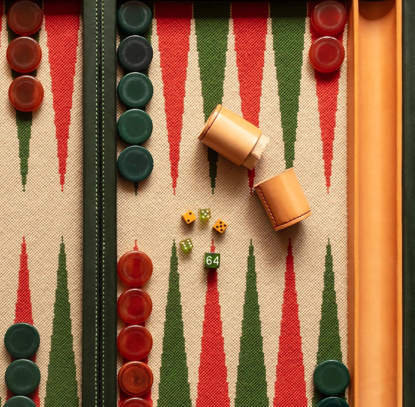 Britannique Set de backgammon dans une mallette en cuir avec plateau de jeu brodé et pions vintage - Greene & Greene. en vente