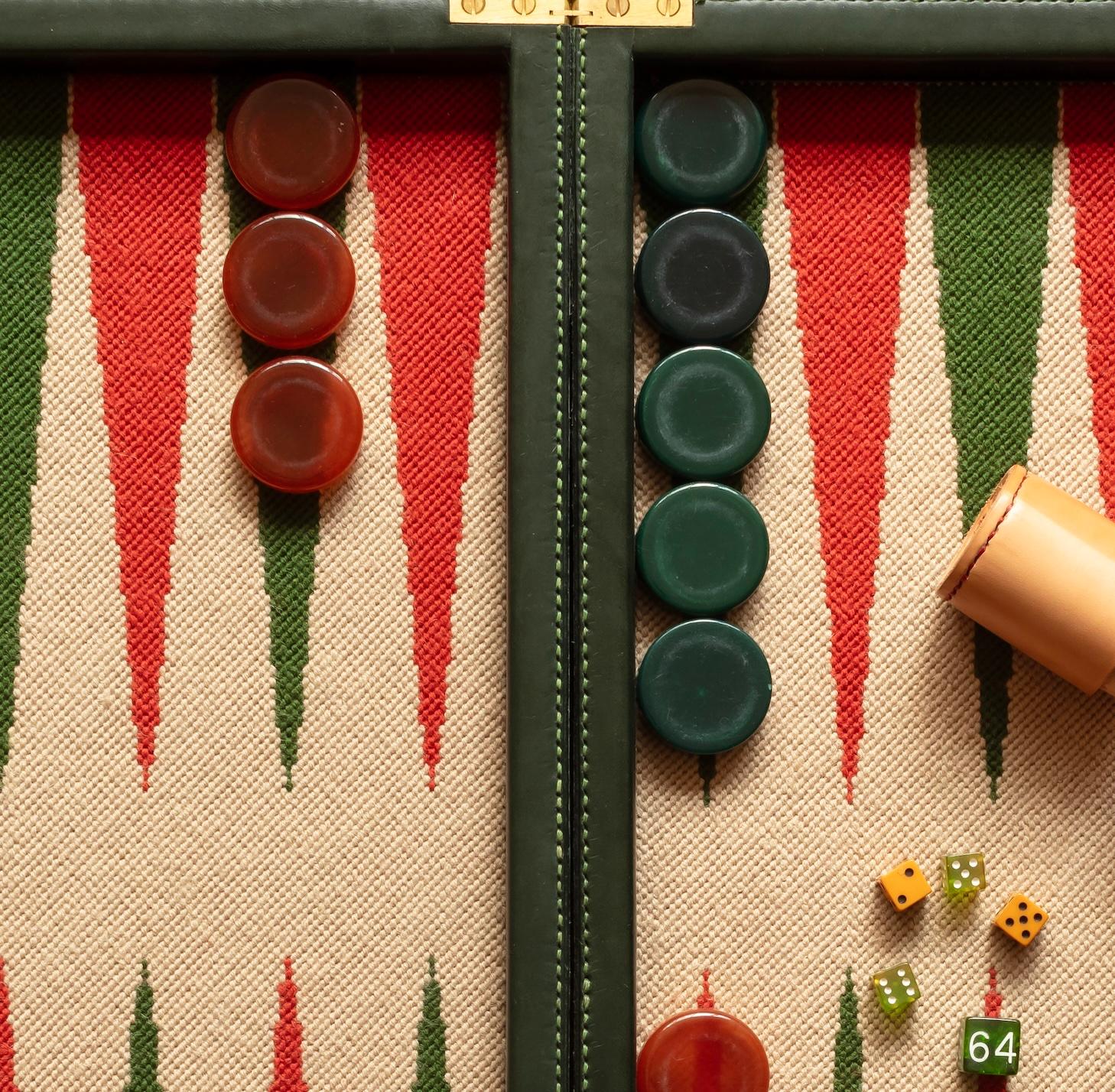 Broderie Set de backgammon dans une mallette en cuir avec plateau de jeu brodé et pions vintage - Greene & Greene. en vente