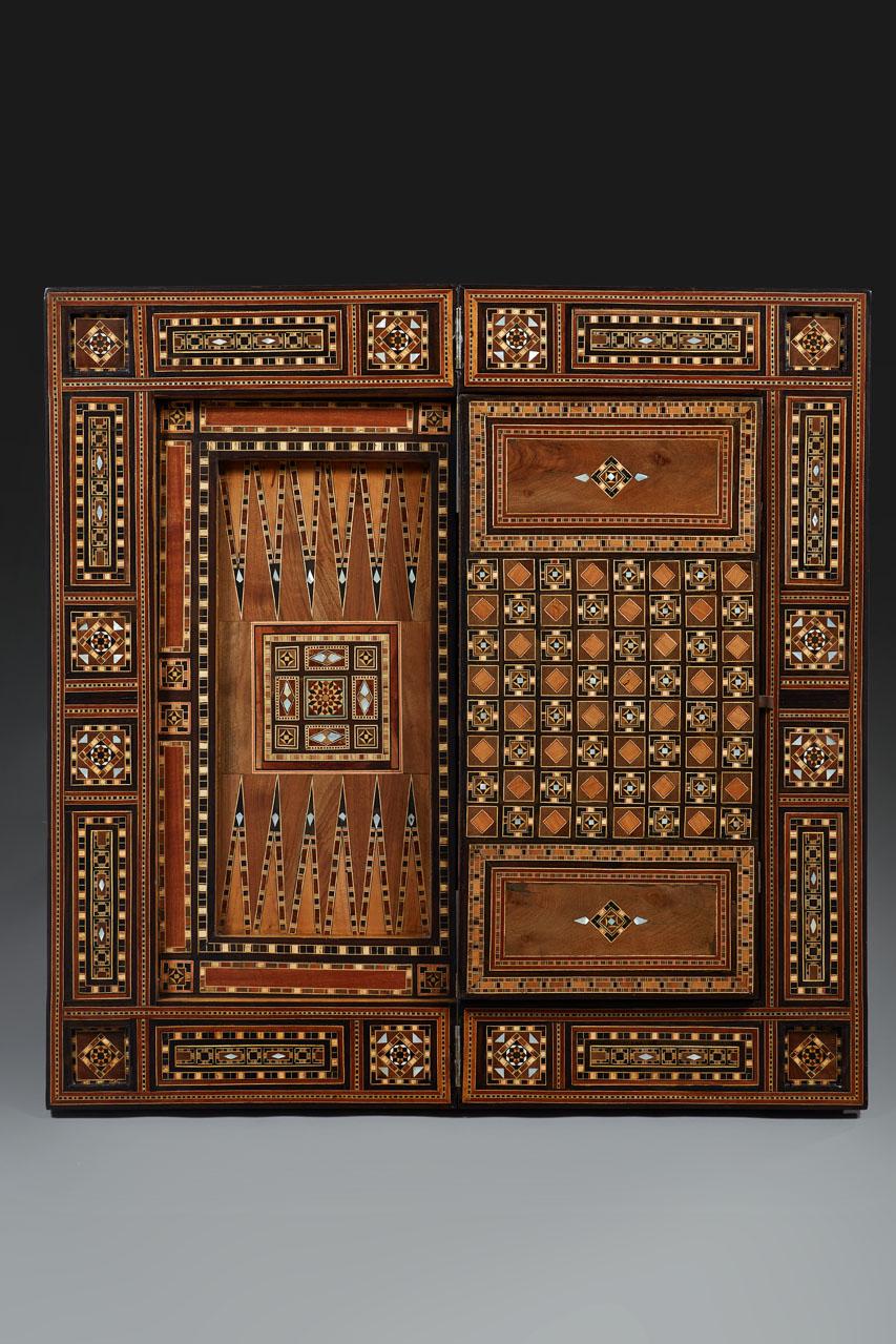 Backgammon-Tisch mit Intarsien und Intarsienverzierung, Syrien, 19. Jahrhundert  im Angebot 4