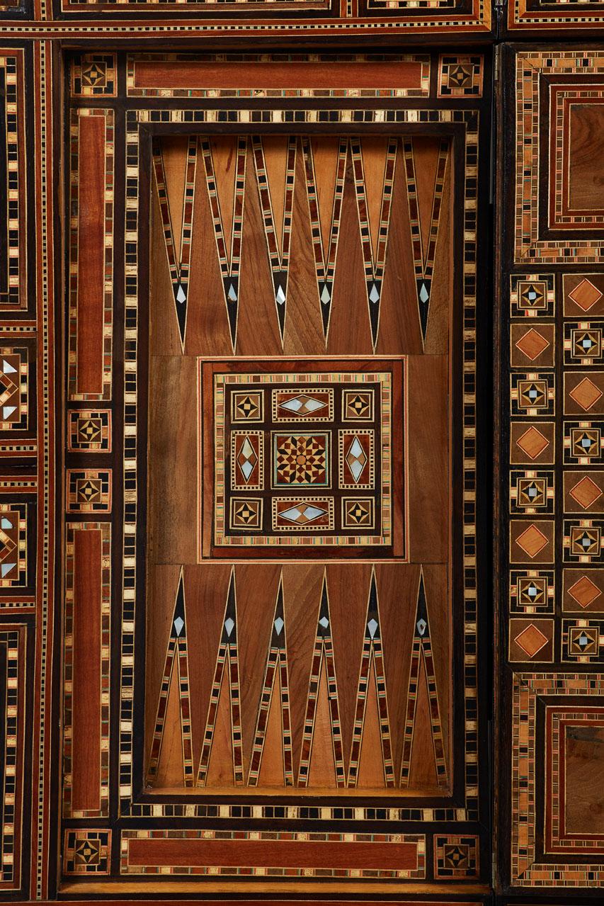 Backgammon-Tisch mit Intarsien und Intarsienverzierung, Syrien, 19. Jahrhundert  im Angebot 5