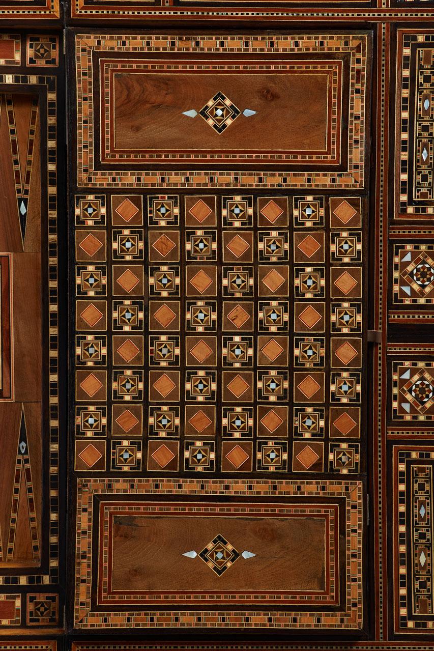 Backgammon-Tisch mit Intarsien und Intarsienverzierung, Syrien, 19. Jahrhundert  im Angebot 6