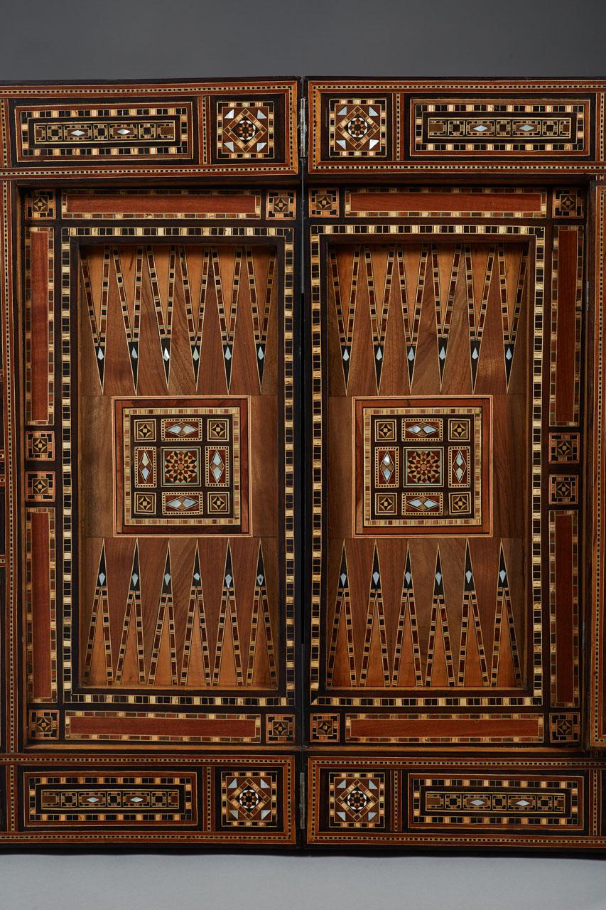 Backgammon-Tisch mit Intarsien und Intarsienverzierung, Syrien, 19. Jahrhundert  im Angebot 7