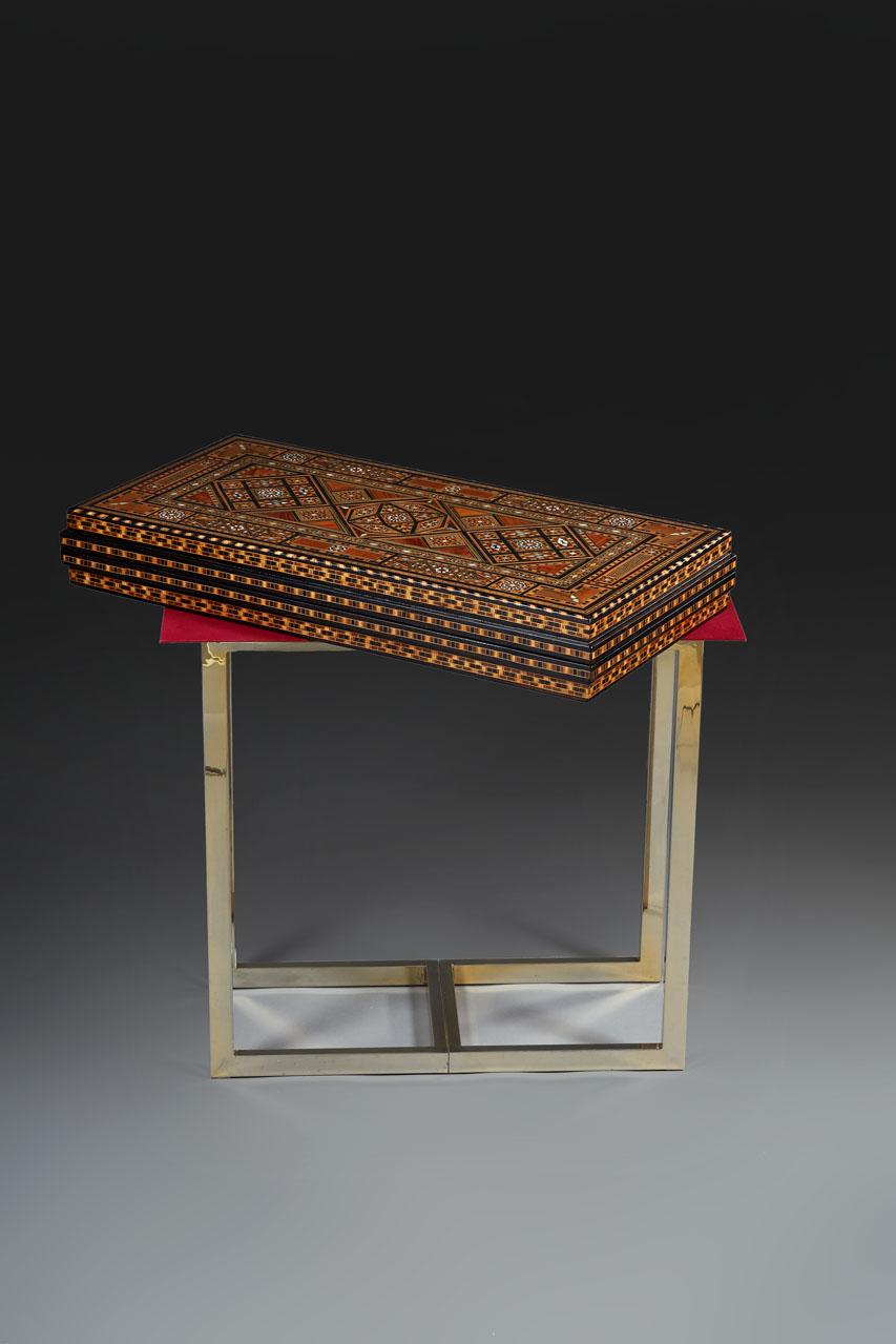 Backgammon-Tisch mit Intarsien und Intarsienverzierung, Syrien, 19. Jahrhundert  (Islamisch) im Angebot