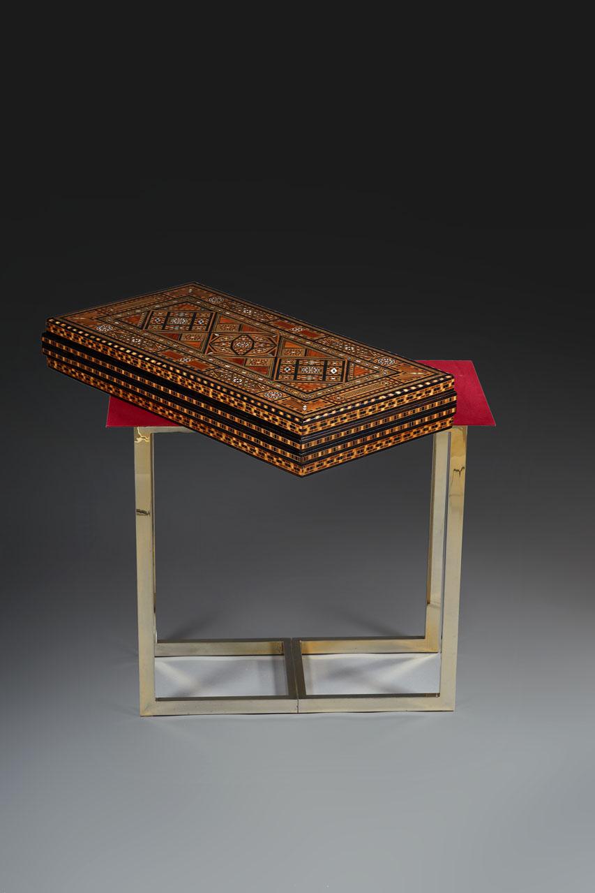 Backgammon-Tisch mit Intarsien und Intarsienverzierung, Syrien, 19. Jahrhundert  (Syrisch) im Angebot