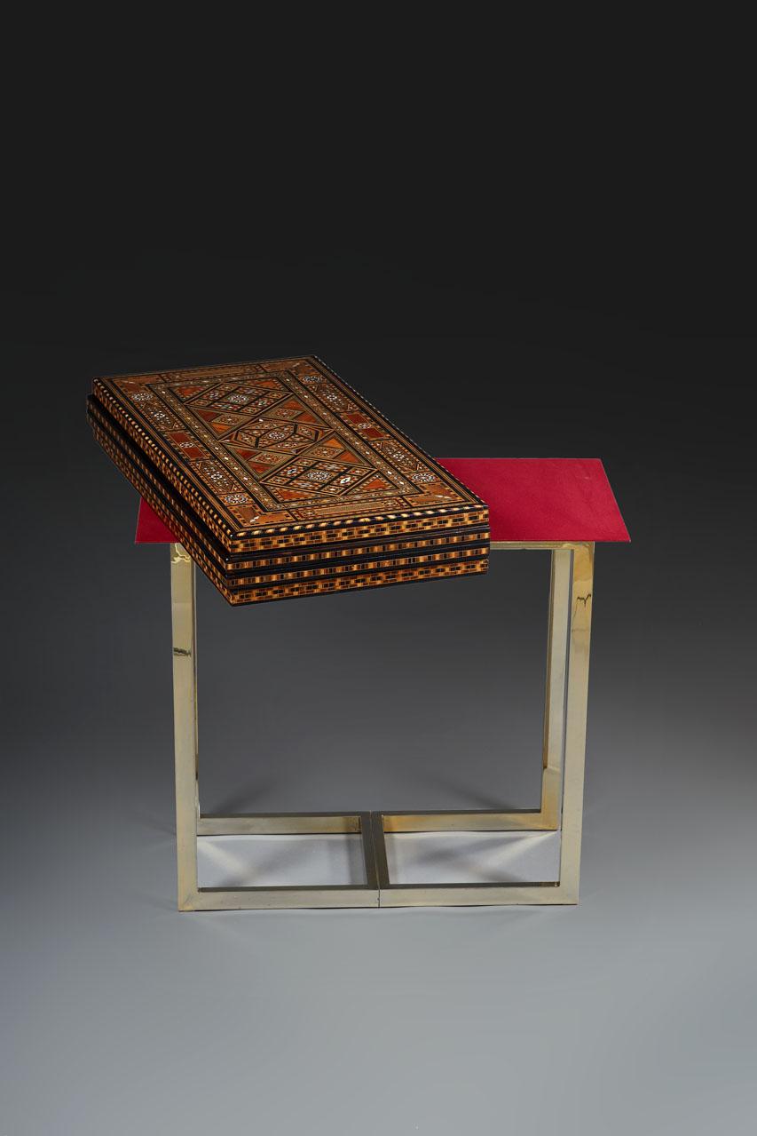 Backgammon-Tisch mit Intarsien und Intarsienverzierung, Syrien, 19. Jahrhundert  im Zustand „Gut“ im Angebot in Paris, FR