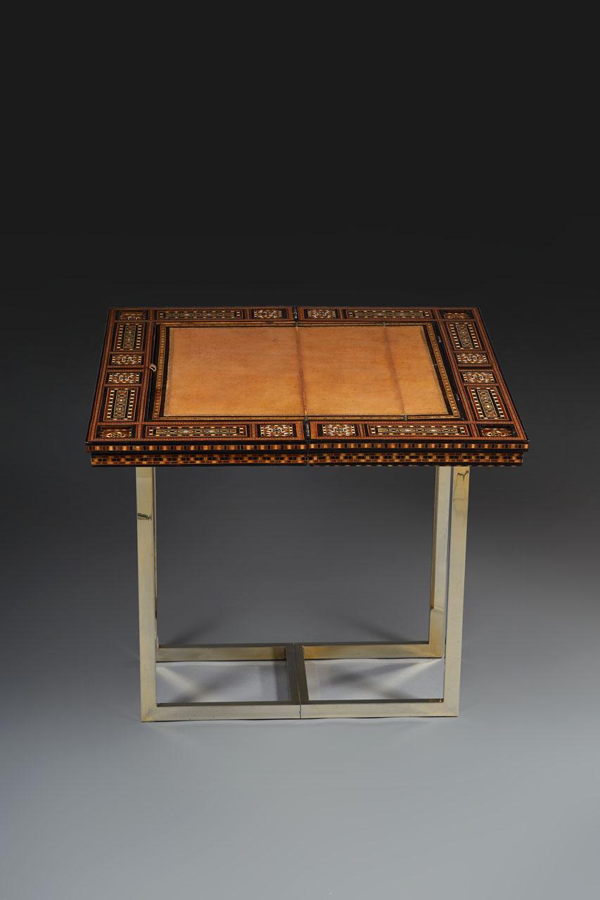 Backgammon-Tisch mit Intarsien und Intarsienverzierung, Syrien, 19. Jahrhundert  im Angebot 1
