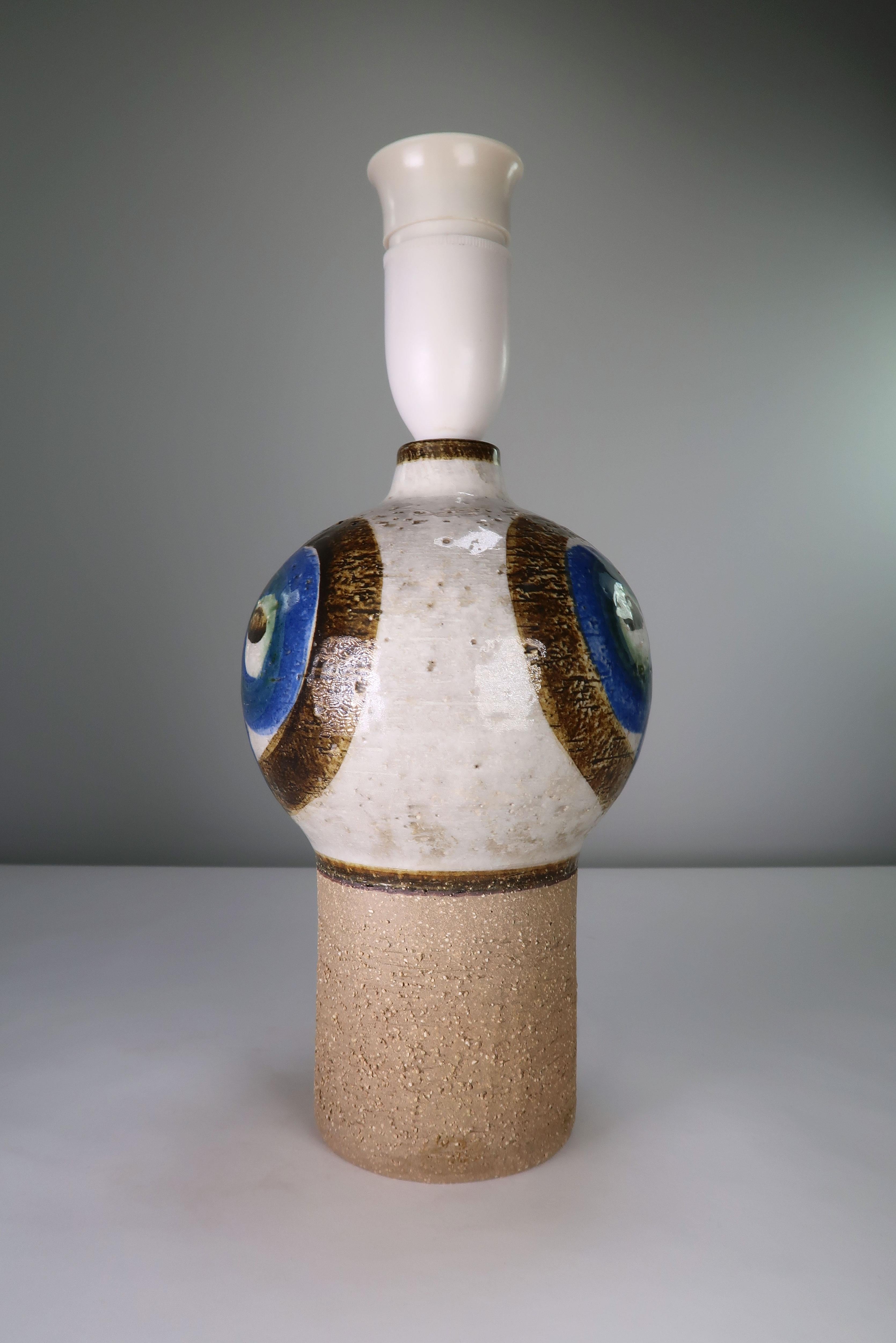 Danish mid-century modern stoneware table lamp shaped by Poul Brandborg and decorated by artist Noomi Backhausen. Manufactured for Søholm Keramik on the island of Bornholm in 1969. Raw body with glazed globe in blue, green, brown and beige colors