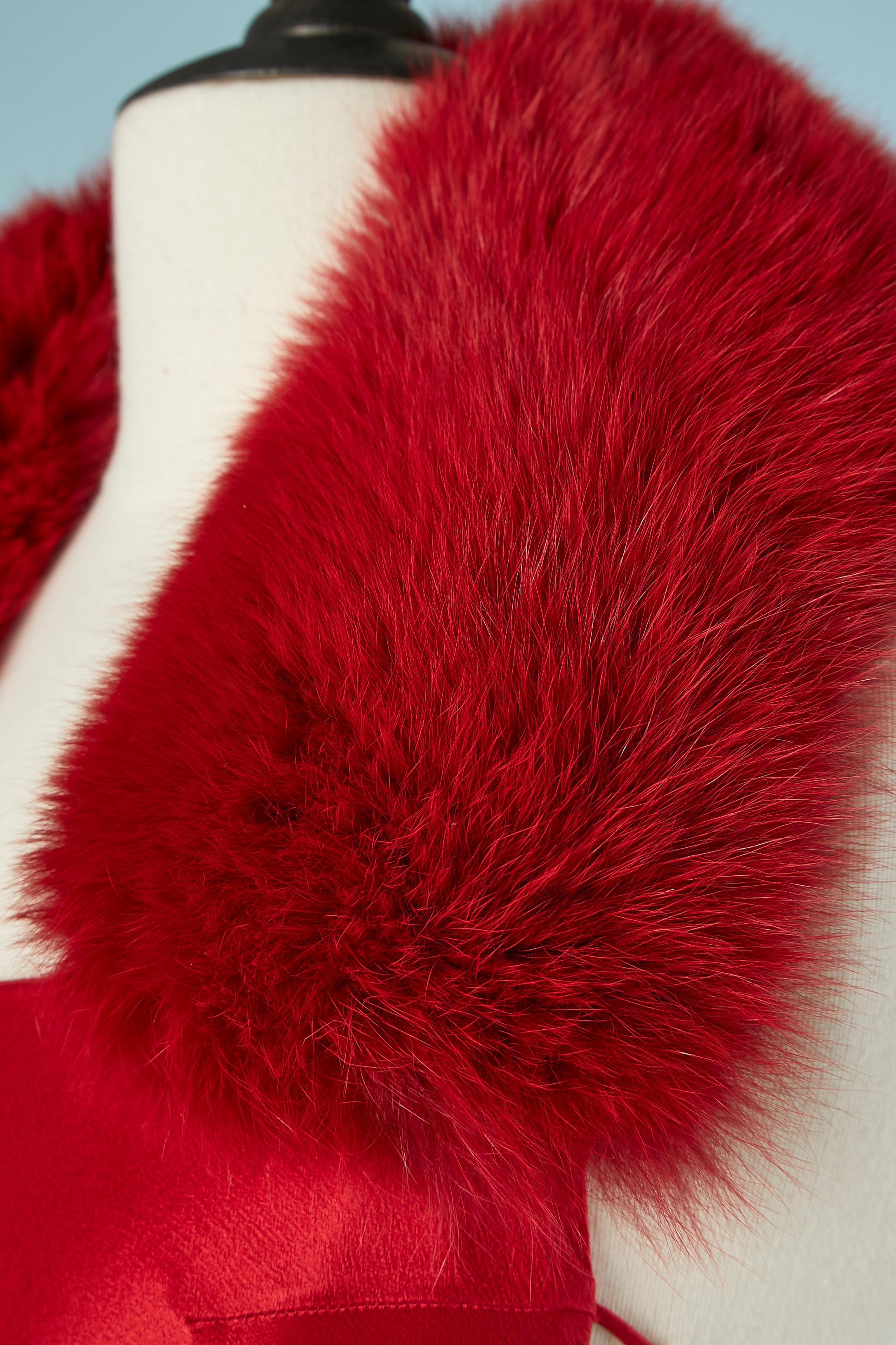 Rouge Robe de soirée dos nu en soie rouge avec col en fourrure rouge Gai Mattiolo Couture  en vente