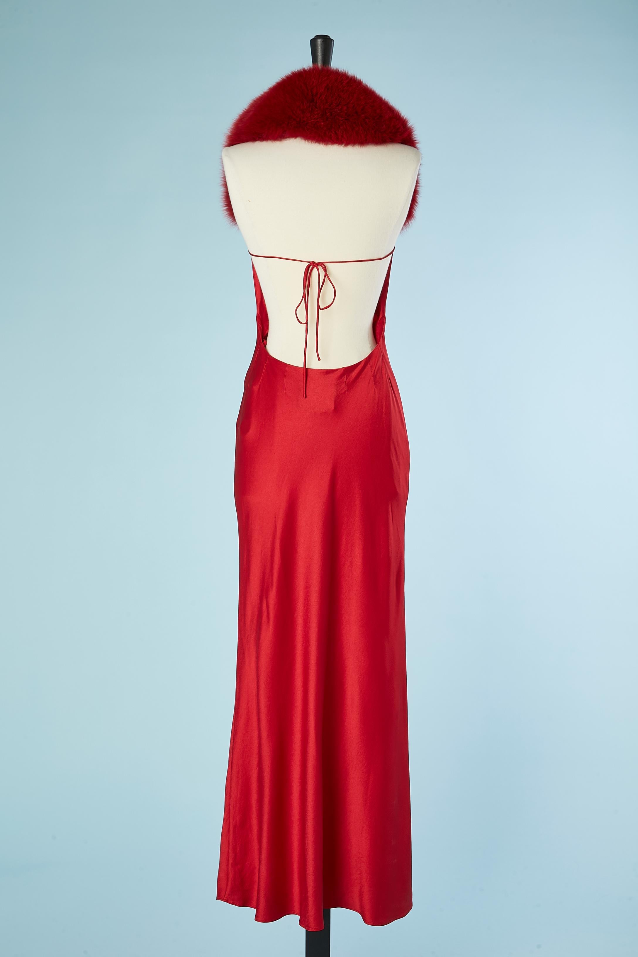 Robe de soirée dos nu en soie rouge avec col en fourrure rouge Gai Mattiolo Couture  Pour femmes en vente