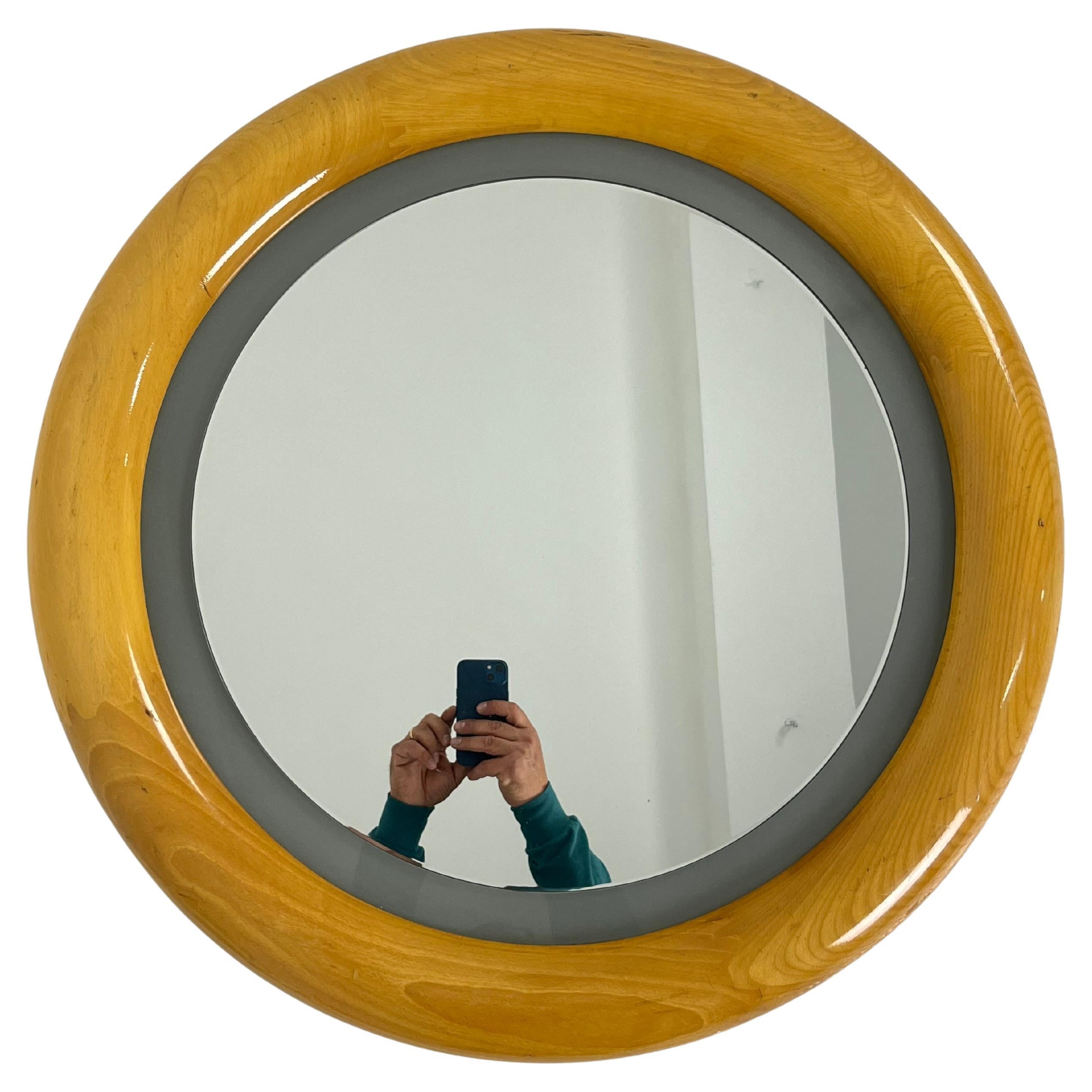 Backlit circular wall mirror made in Italy 1970s
Beech wood structure, diameter 73 cm.
Mirror intact, good condition.


We guarantee immediate shipping with adequate packaging on wooden crate and DHL courier.