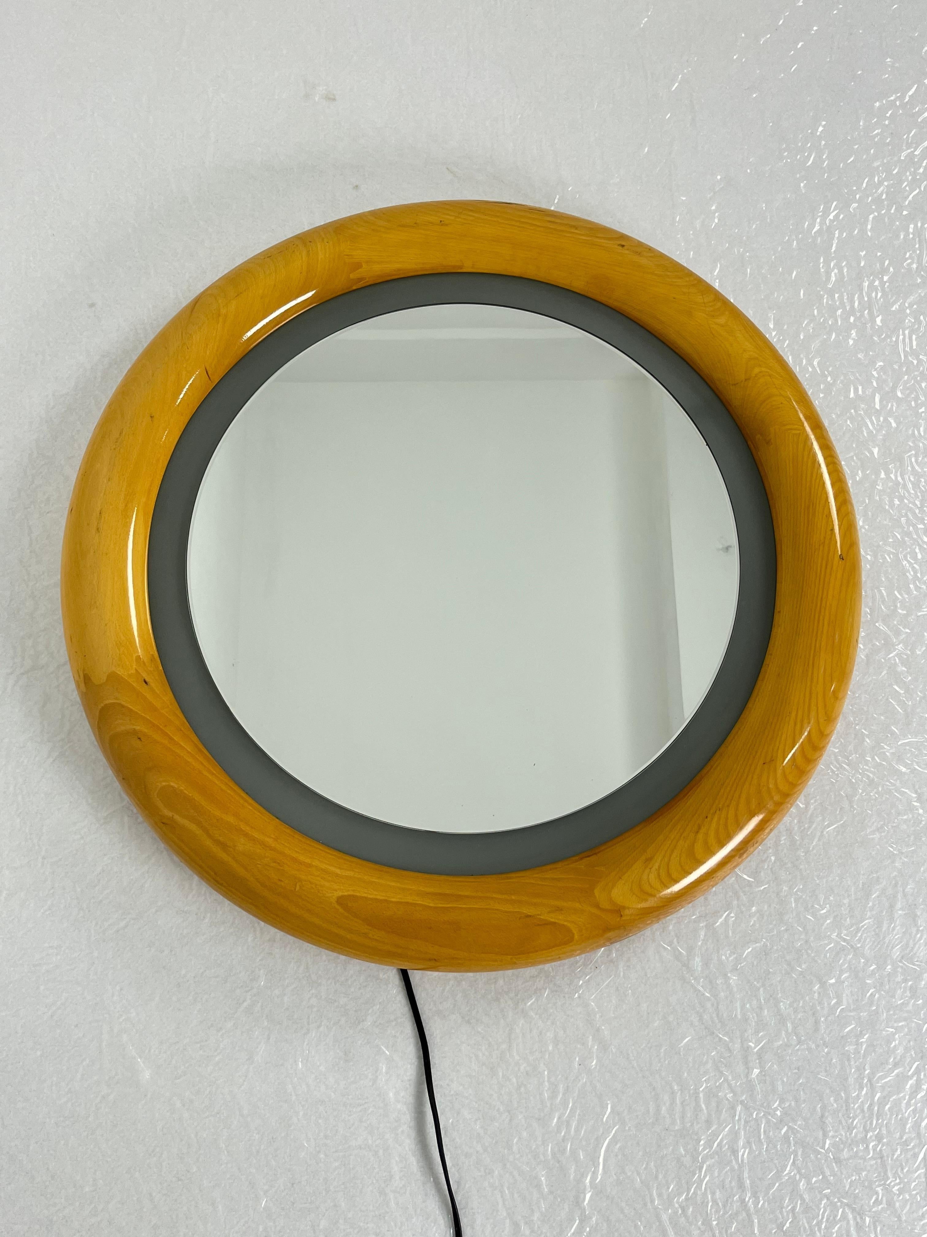 Backlit Circular Wall Mirror Made in Italy 1970s In Good Condition For Sale In Palermo, IT