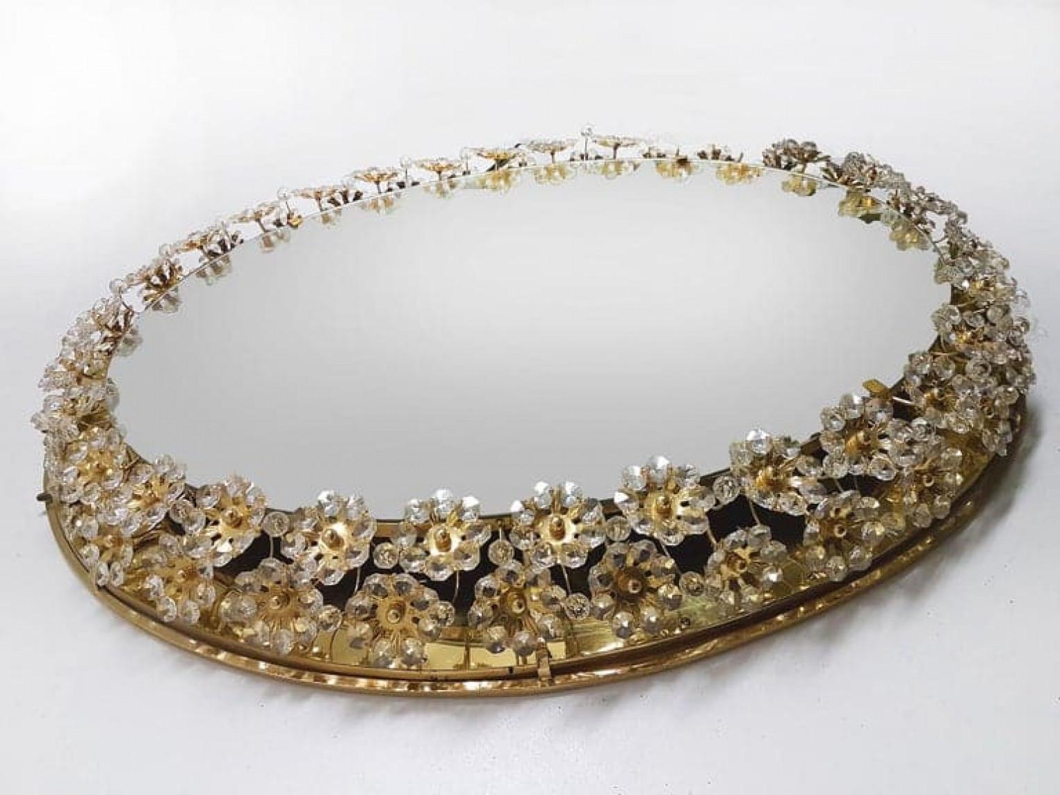 Specchio a fiori retroilluminato, cristalli in ottone dorato, 1970 in vendita 3