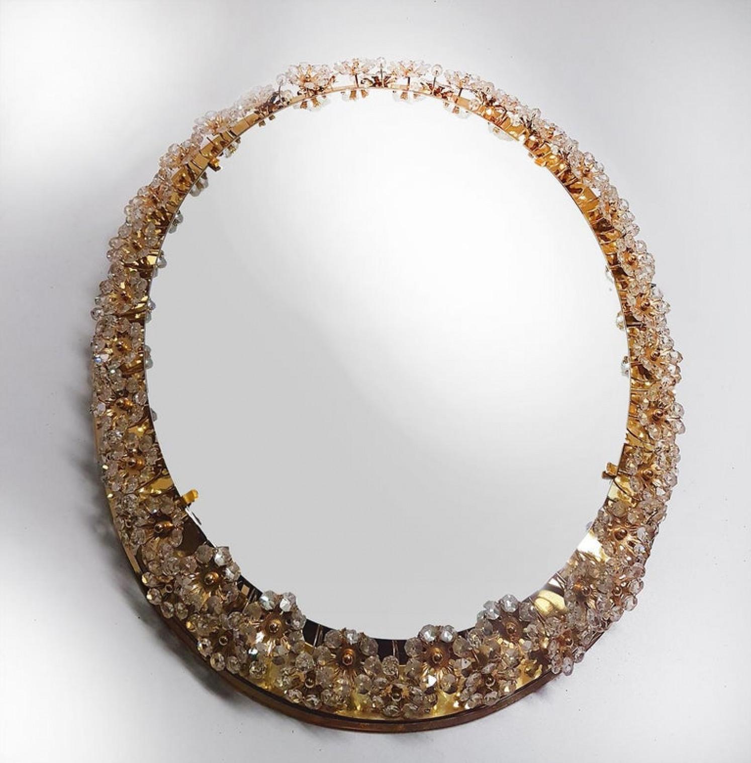 Facetté Miroir à fleurs rétroéclairé, cristaux en laiton doré, 1970 en vente