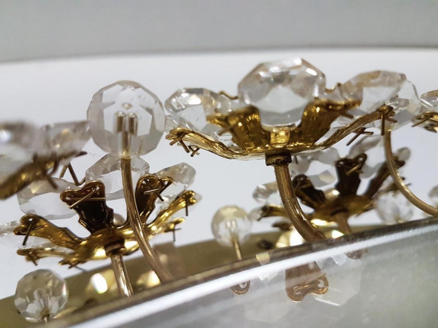 Laiton Miroir à fleurs rétroéclairé, cristaux en laiton doré, 1970 en vente