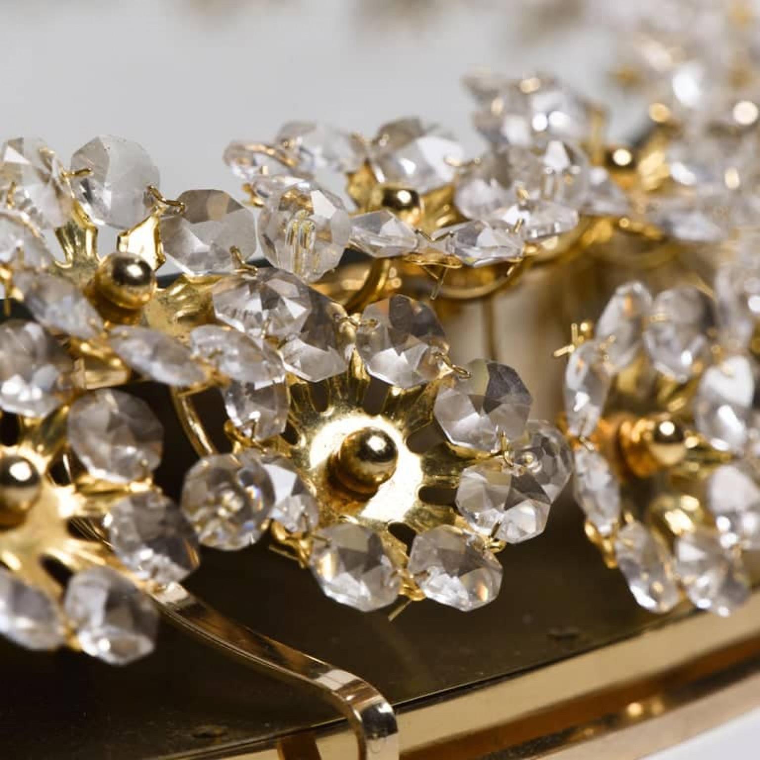 Specchio a fiori retroilluminato, cristalli in ottone dorato, 1970 in vendita 1