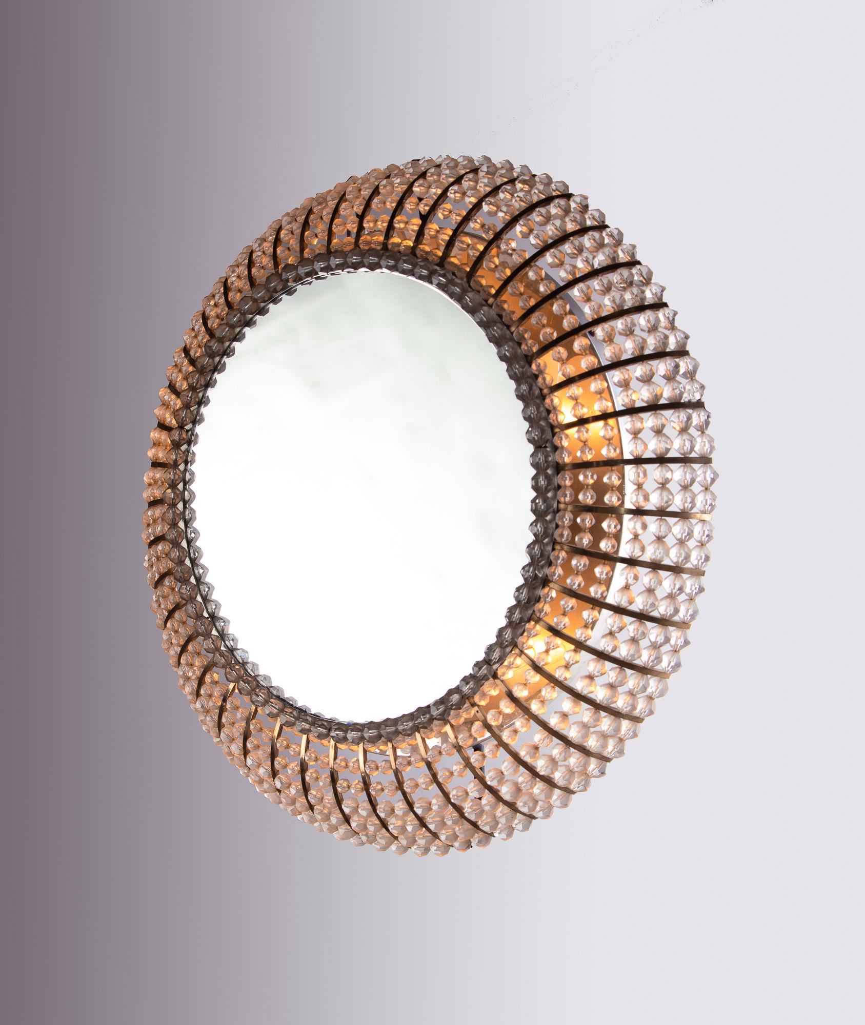 Elegant illuminated mirror with pearls on a brass frame. Designed by Emil Stejnar for Rupert Nikoll, Vienna, Austria in the 1950s. 

Measures: diameter 17.7