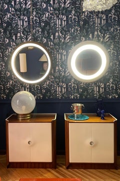 Miroir rétro-éclairé conçu par Gio Ponti en bois et laque. Italie, années 1970.