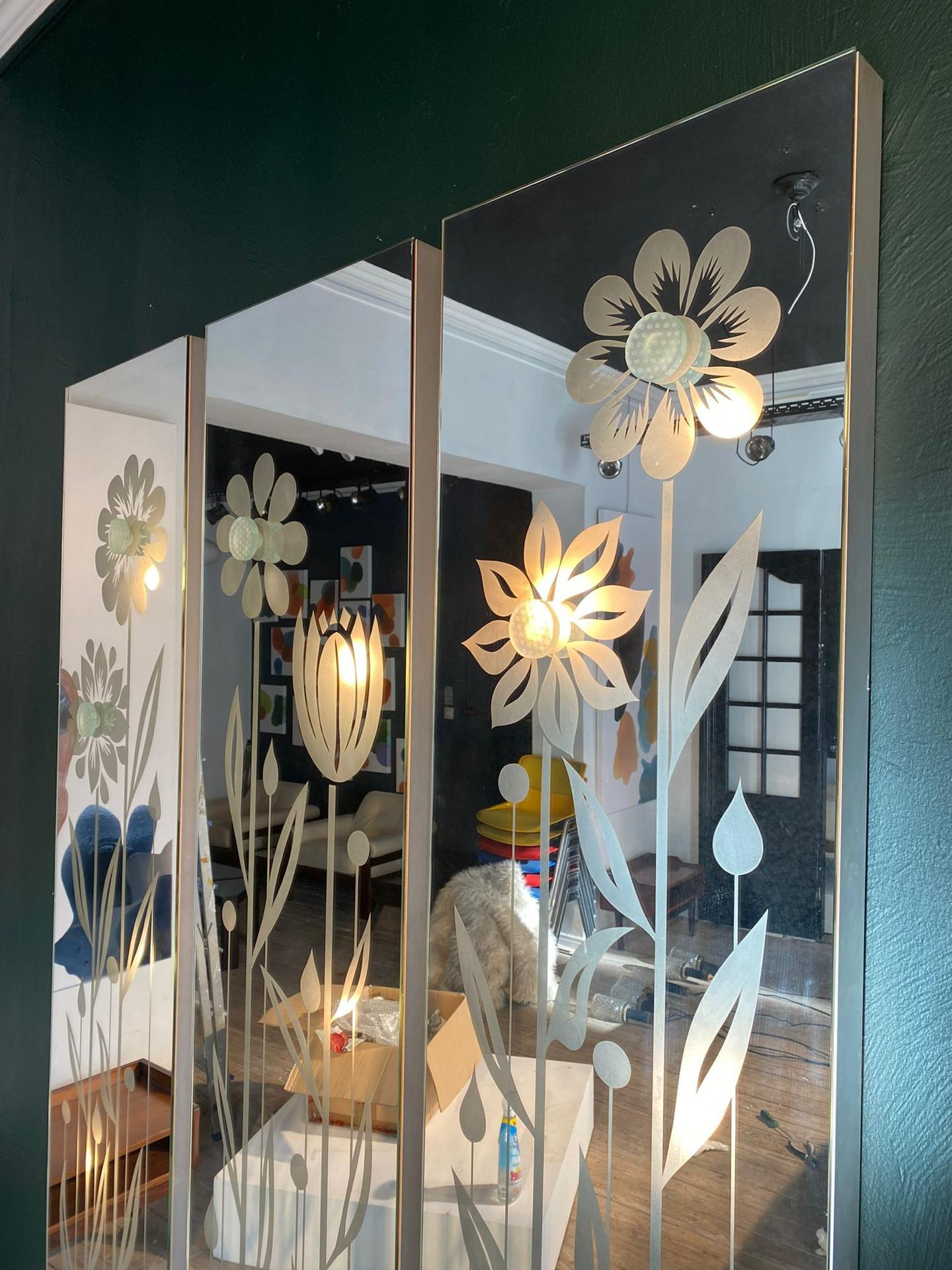 Ensemble de 3 panneaux de miroirs rétro-éclairés avec porte-manteaux, années 1960. Gravé de jolis décors floraux.