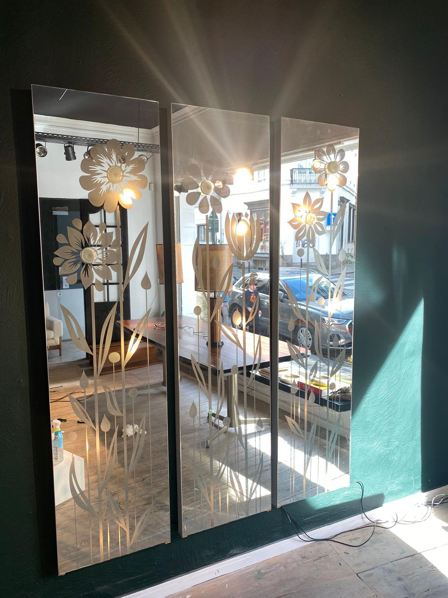 Backlit mirrored panels with coat hangers In Good Condition For Sale In Brussel, BE