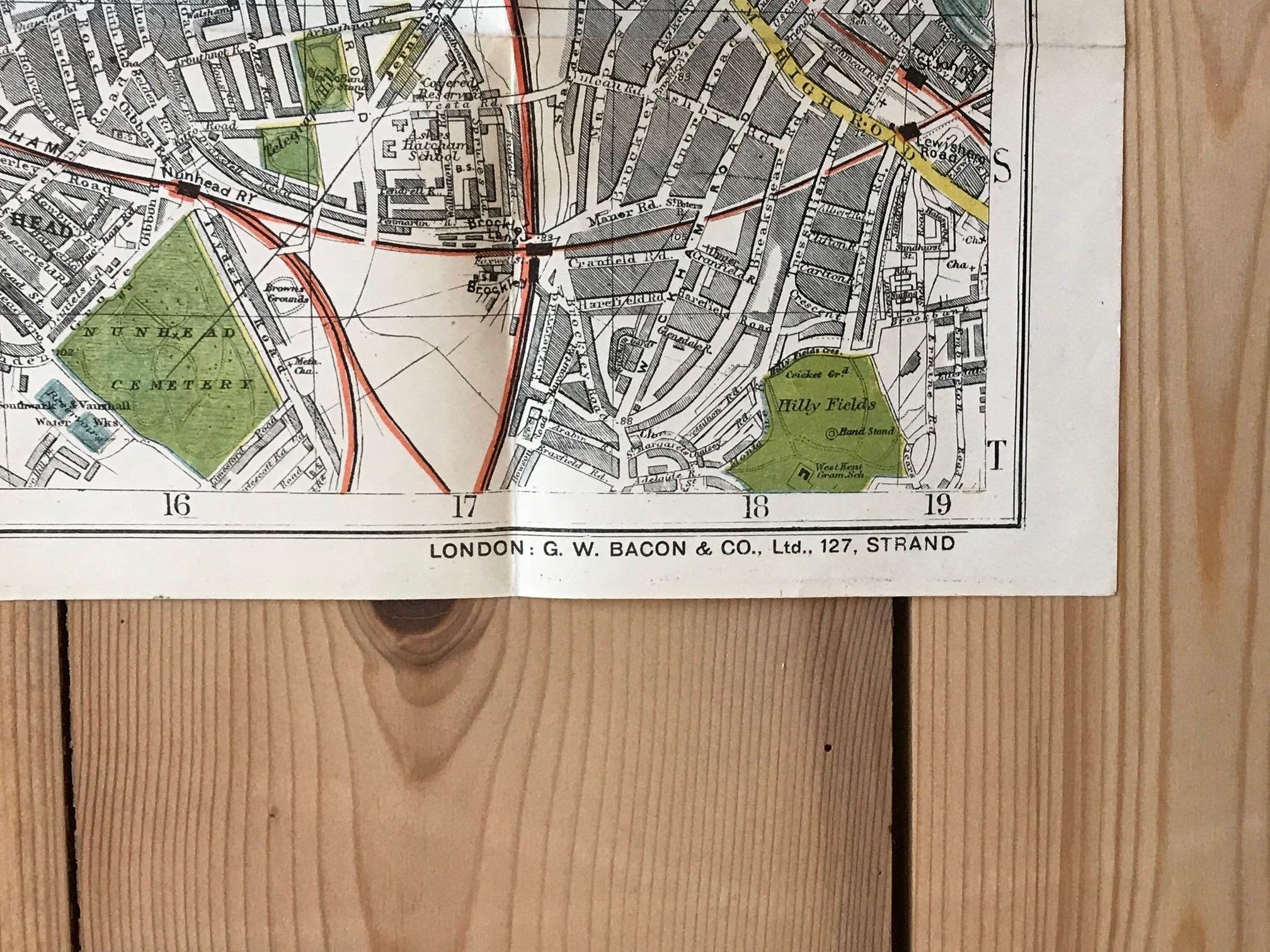 Bacon's New Shilling Map of London and Illustrated Guide, circa 1890 In Distressed Condition For Sale In Unteriberg, Schwyz