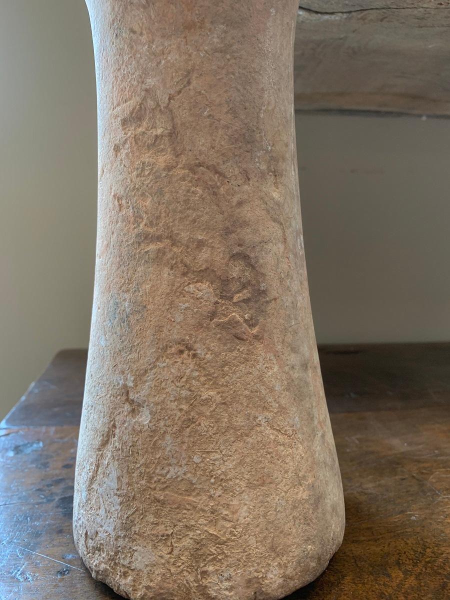 Bactrian Cream Marble Column Idol In Fair Condition In Vosselaar, BE