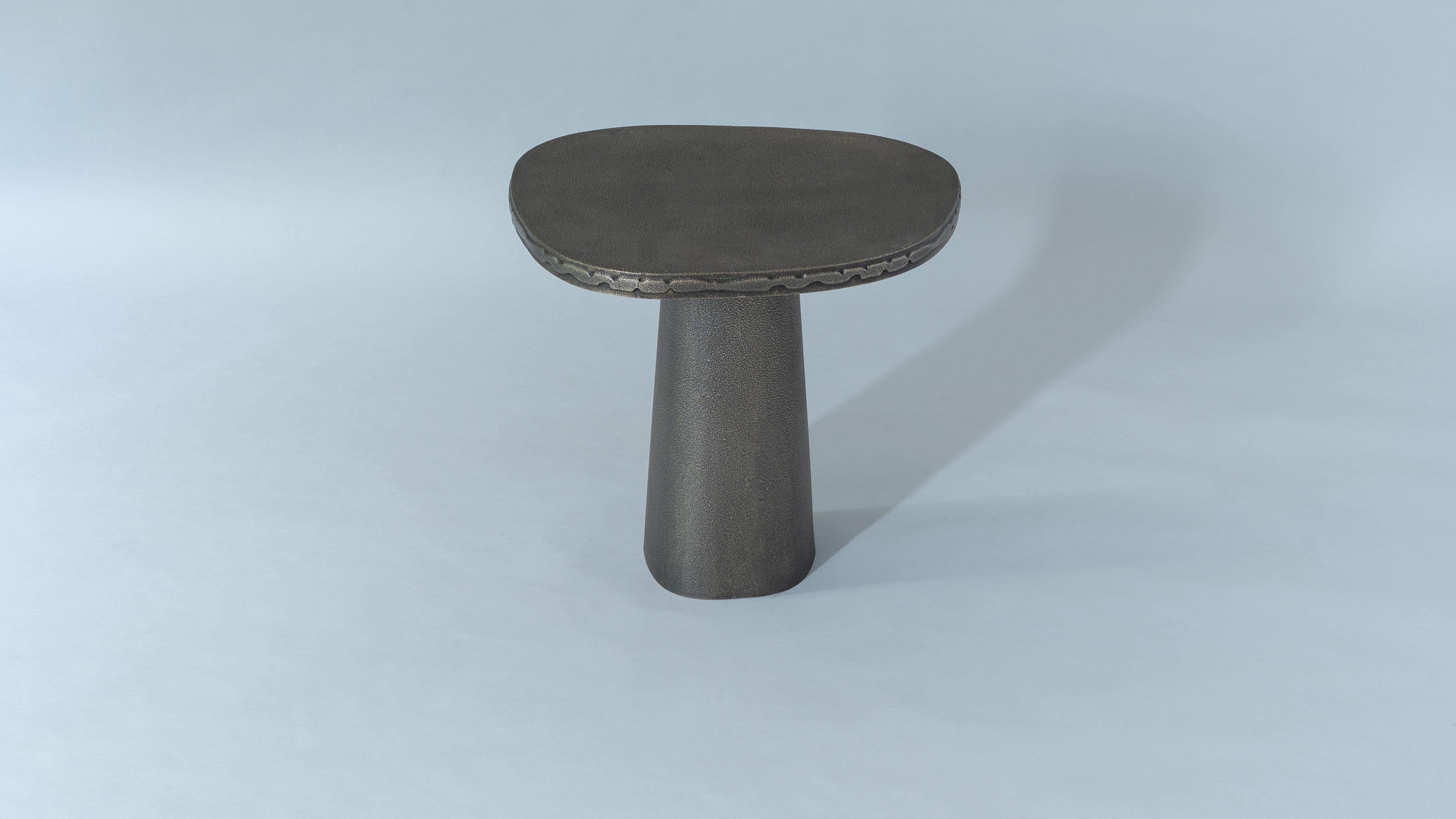 Moderne Table d'appoint Badal de DeMuro Das en bronze ancien massif en vente