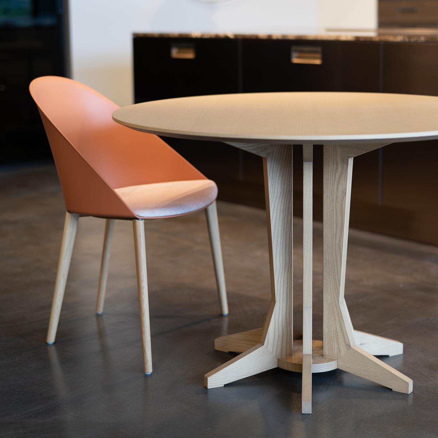 La table Badano de 1954, issue d'un projet de Franco Albini pour des clients privés. La conception modulaire des pieds permet de créer une série de tables de différentes tailles.
