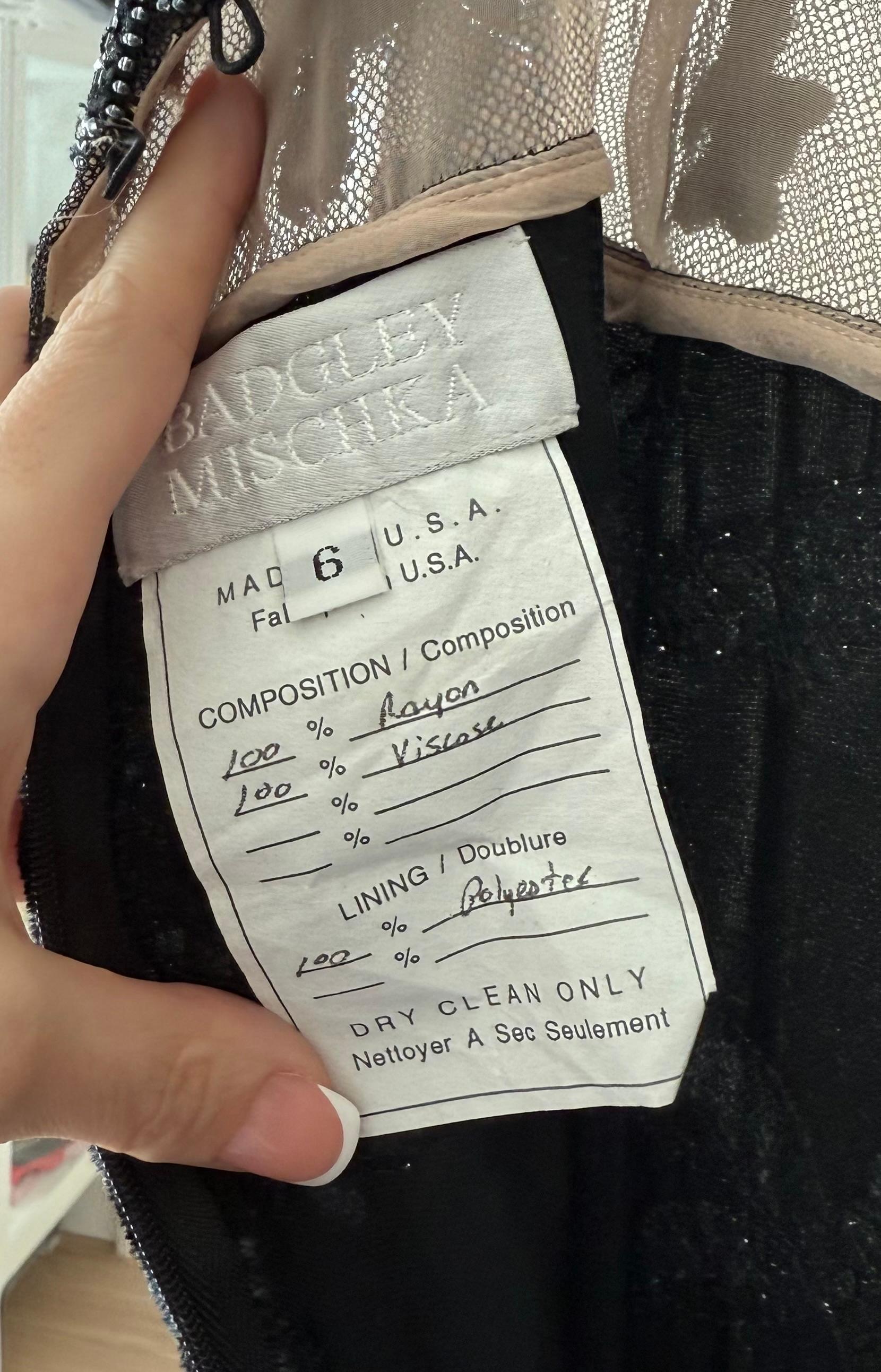Badgley Mischka
Vintage By
Startbahn
FW97
Marineblauer Samt mit Perlen und Kristallen
Größe USA 6
Ausgezeichneter Zustand, keine Mängel

Maße in Zoll, flach liegend: Länge 55, Grube zu Grube 16 bis 17, kleinste Taille 15

Endverkauf