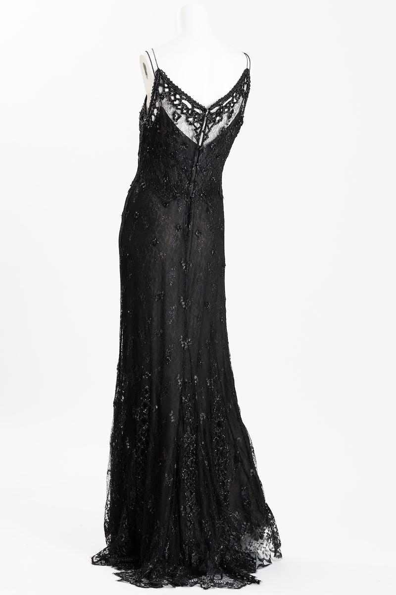 Robe de soirée glamour Badgley Mischka en dentelle de soie noire, taille US 10. 
La robe présente une dentelle perlée et brodée à la main avec des perles de jais de verre, et un décolleté avec des perles de jais de verre le long de la dentelle