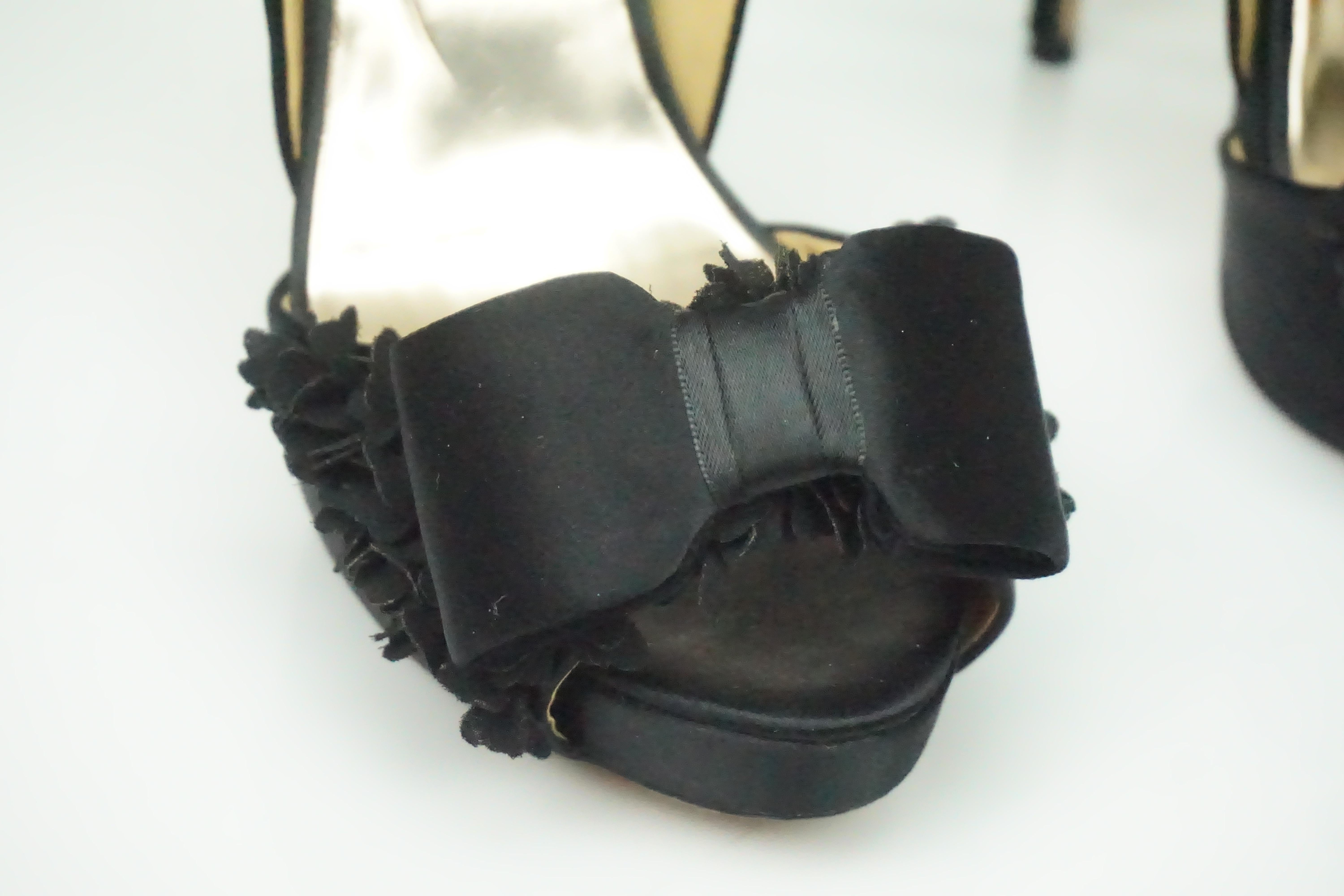  Badgley Mischka Black Satin Pump w/ Floral and Bow Detailing In Good Condition In West Palm Beach, FL