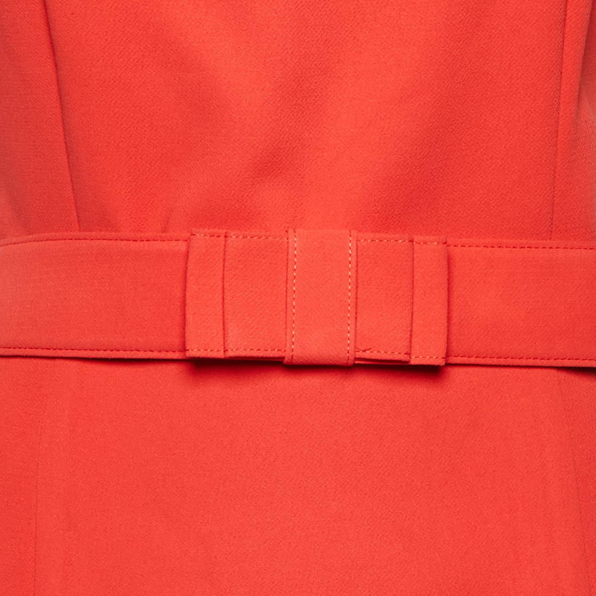 Badgley Mischka Ziegelrotes kurzes Kleid aus Krepp mit Gürtel L (Rot) im Angebot