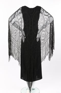 Badgley Mischka, anni '90 circa, ha realizzato un capo scialle senza maniche in maglia all'uncinetto nero.