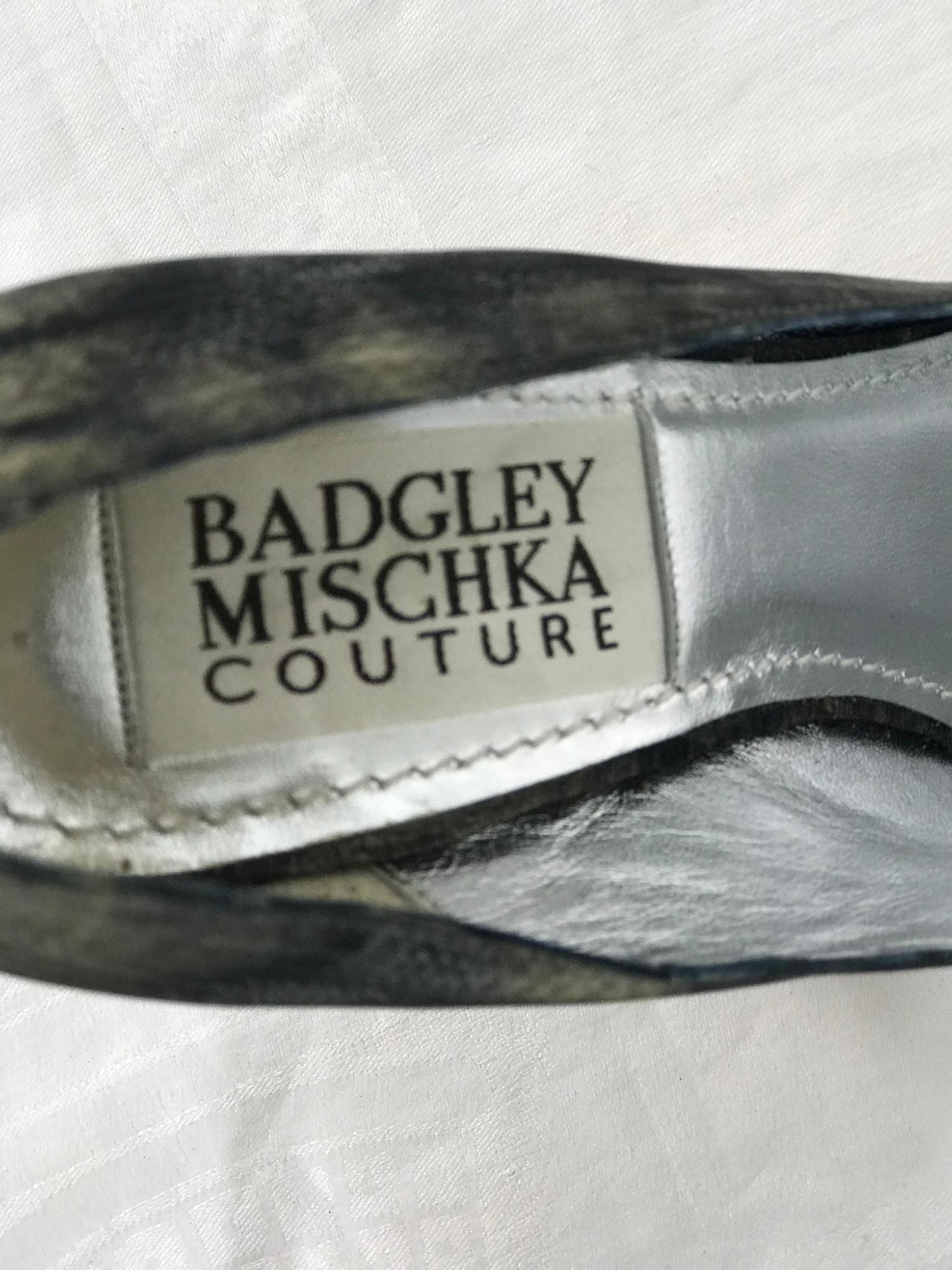 Badgley Mischka Couture Black Sunflower Fabric High Heel Pumps 6 1/2 In Excellent Condition For Sale In West Palm Beach, FL