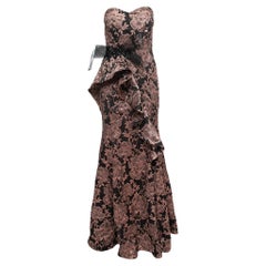 Badgley Mischka Couture - Robe sans bretelles ornée de fleurs en jacquard métallique L