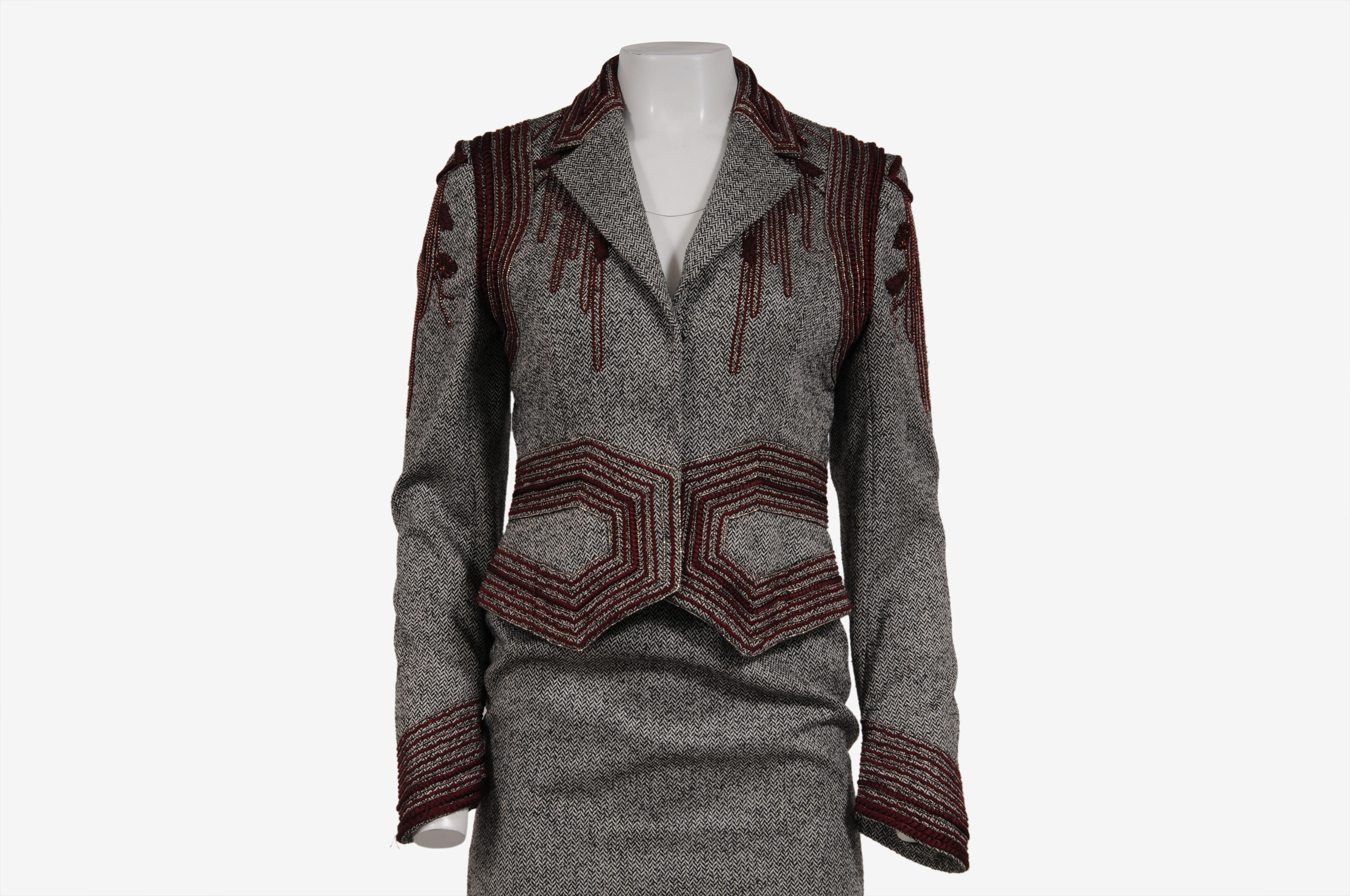 - Extérieur à chevrons

- Étiqueté taille 6

- Aucune étiquette de tissu ne donne l'impression d'être en laine



Condit : 

Le costume est dans l'ensemble en très bon état et ne présente pas d'imperfections majeures 



Mesures : (