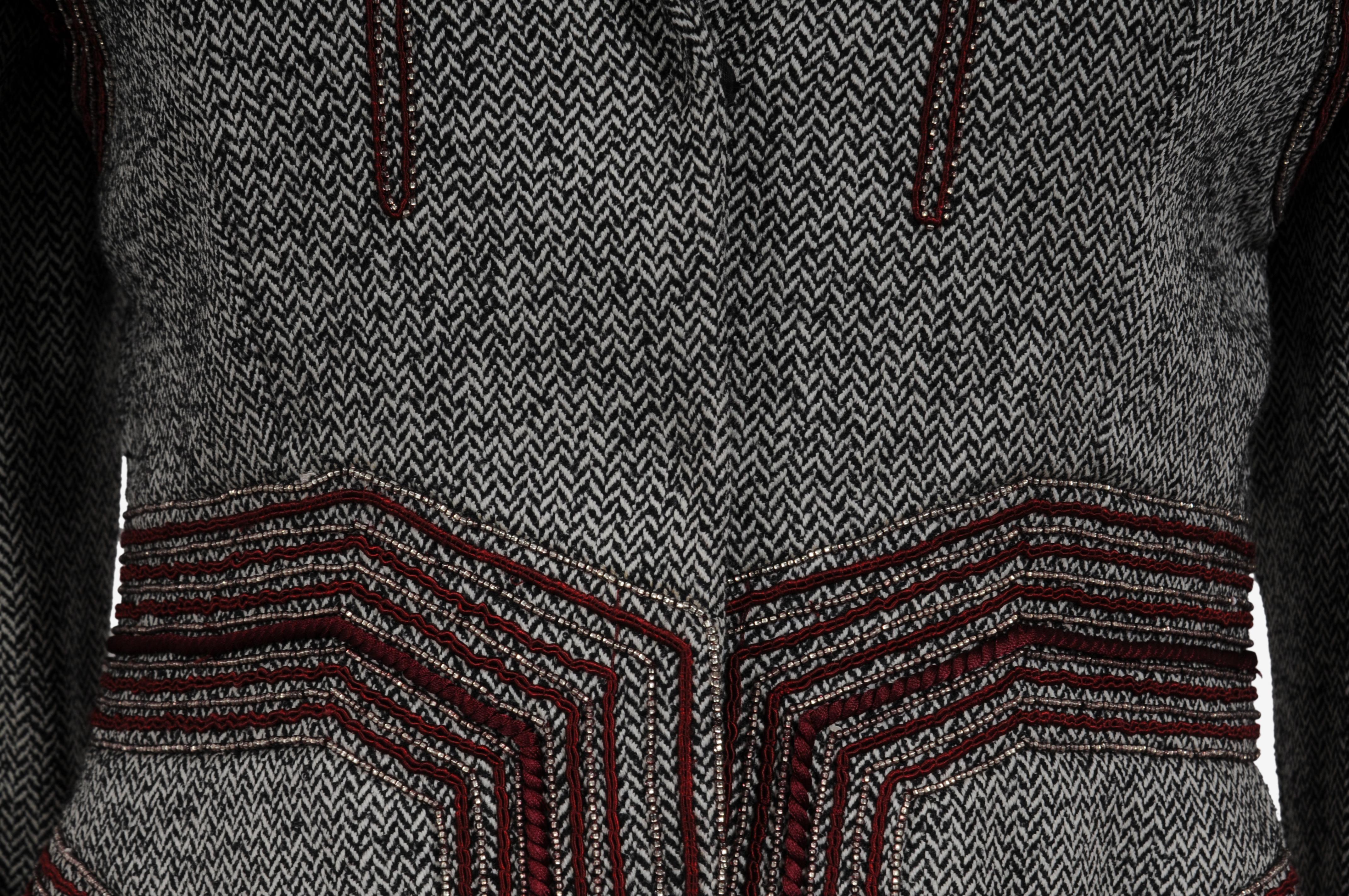 Badgley Mischka veste brodée jupe tailleur taille 6 noir blanc rouge laine Excellent état - En vente à North Miami, FL