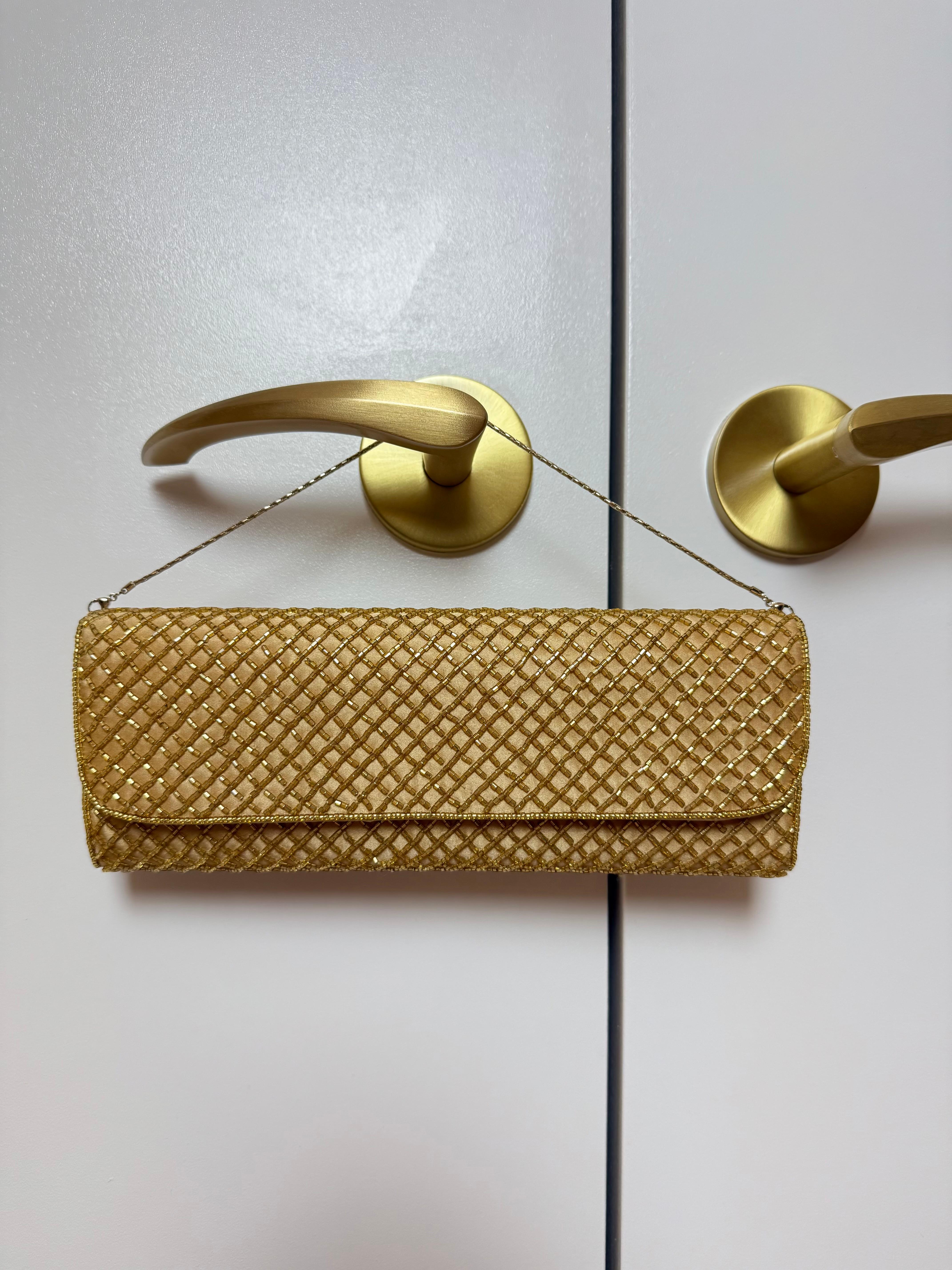 BADGLEY MISCHKA Bolsa de noche de satén con cuentas doradas Bolsa de novia con adornos en Excelente estado para la venta en Leonardo, NJ