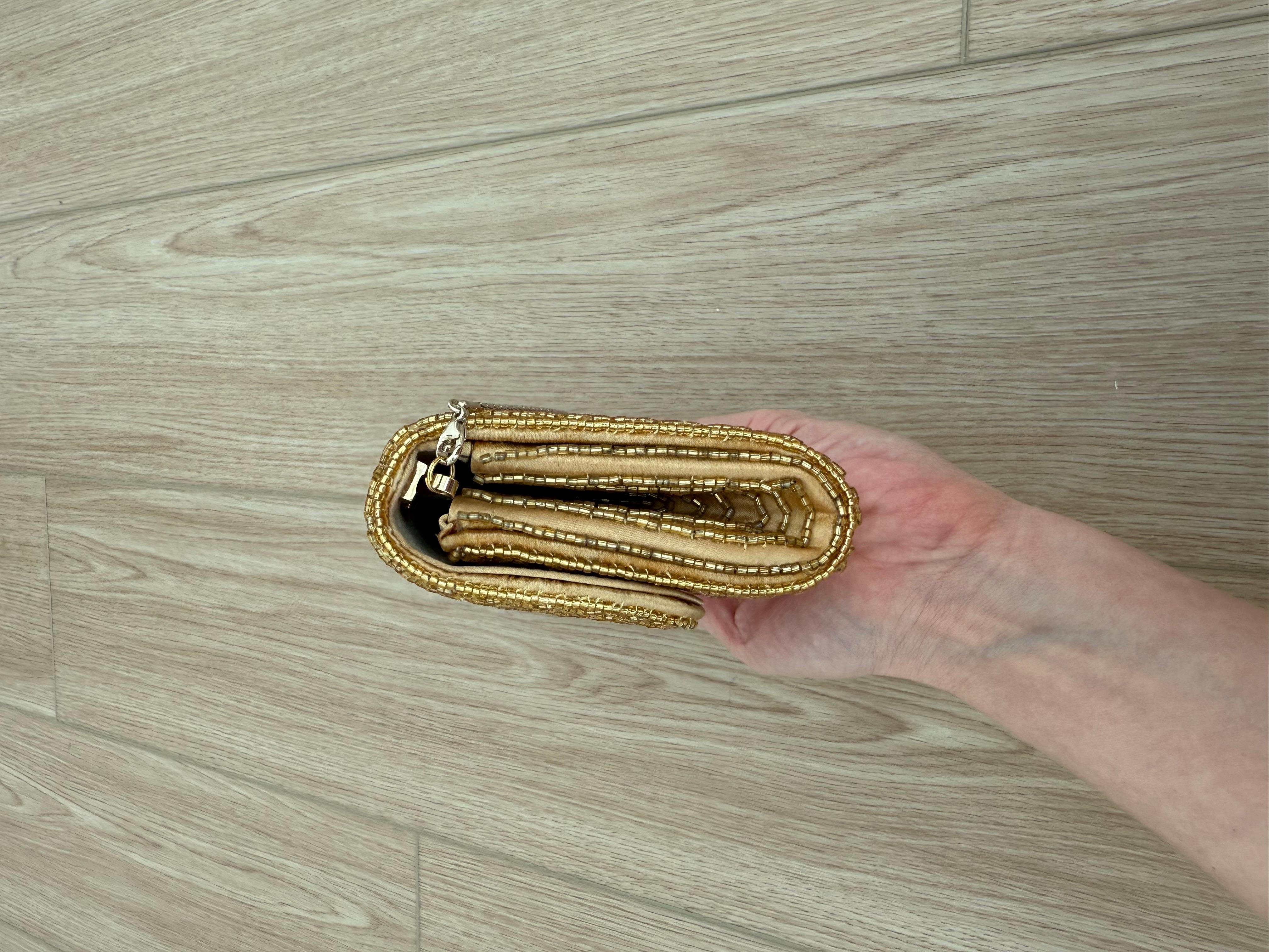 BADGLEY MISCHKA Bolsa de noche de satén con cuentas doradas Bolsa de novia con adornos en venta 2