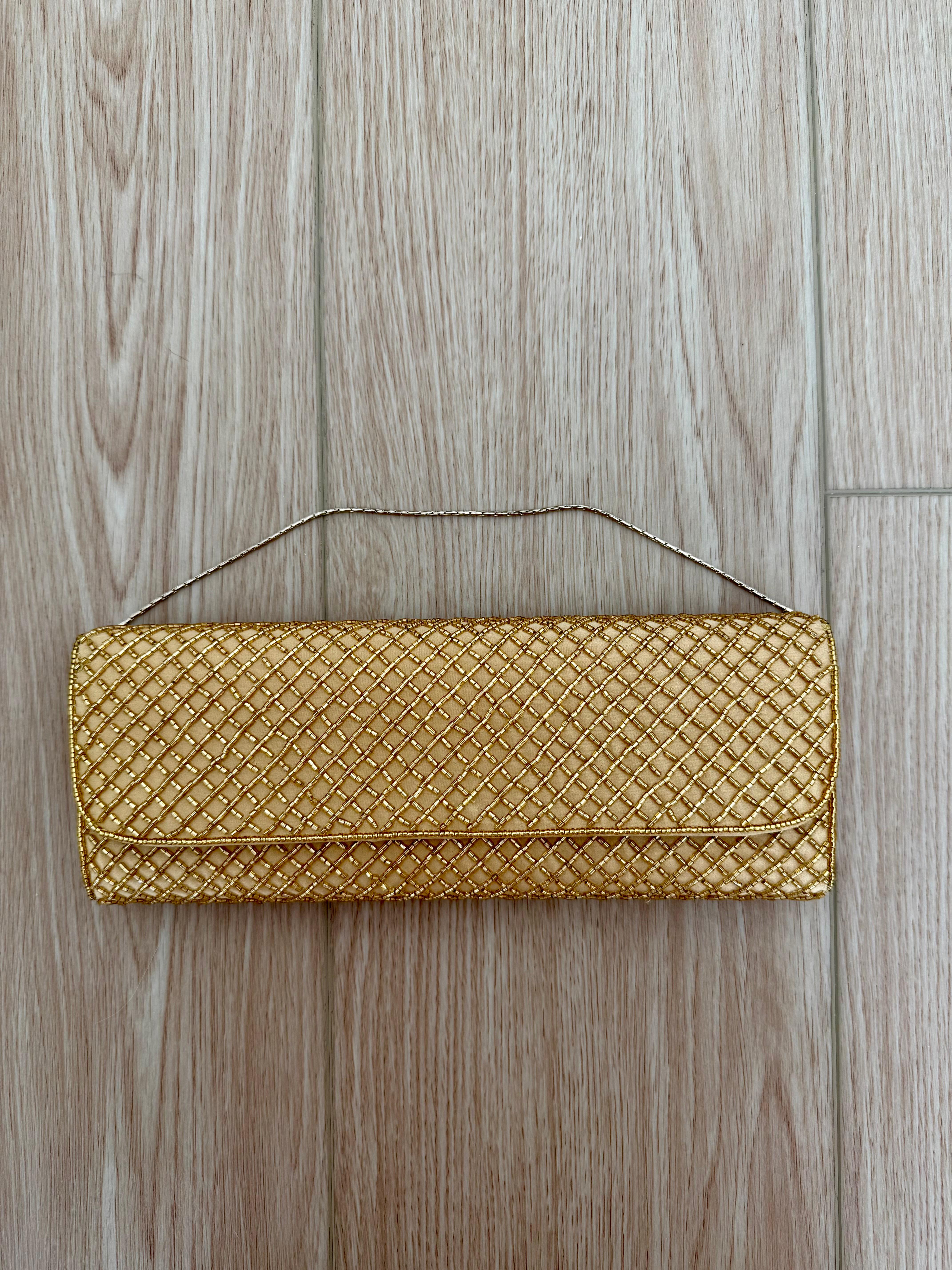 BADGLEY MISCHKA Bolsa de noche de satén con cuentas doradas Bolsa de novia con adornos en venta 4