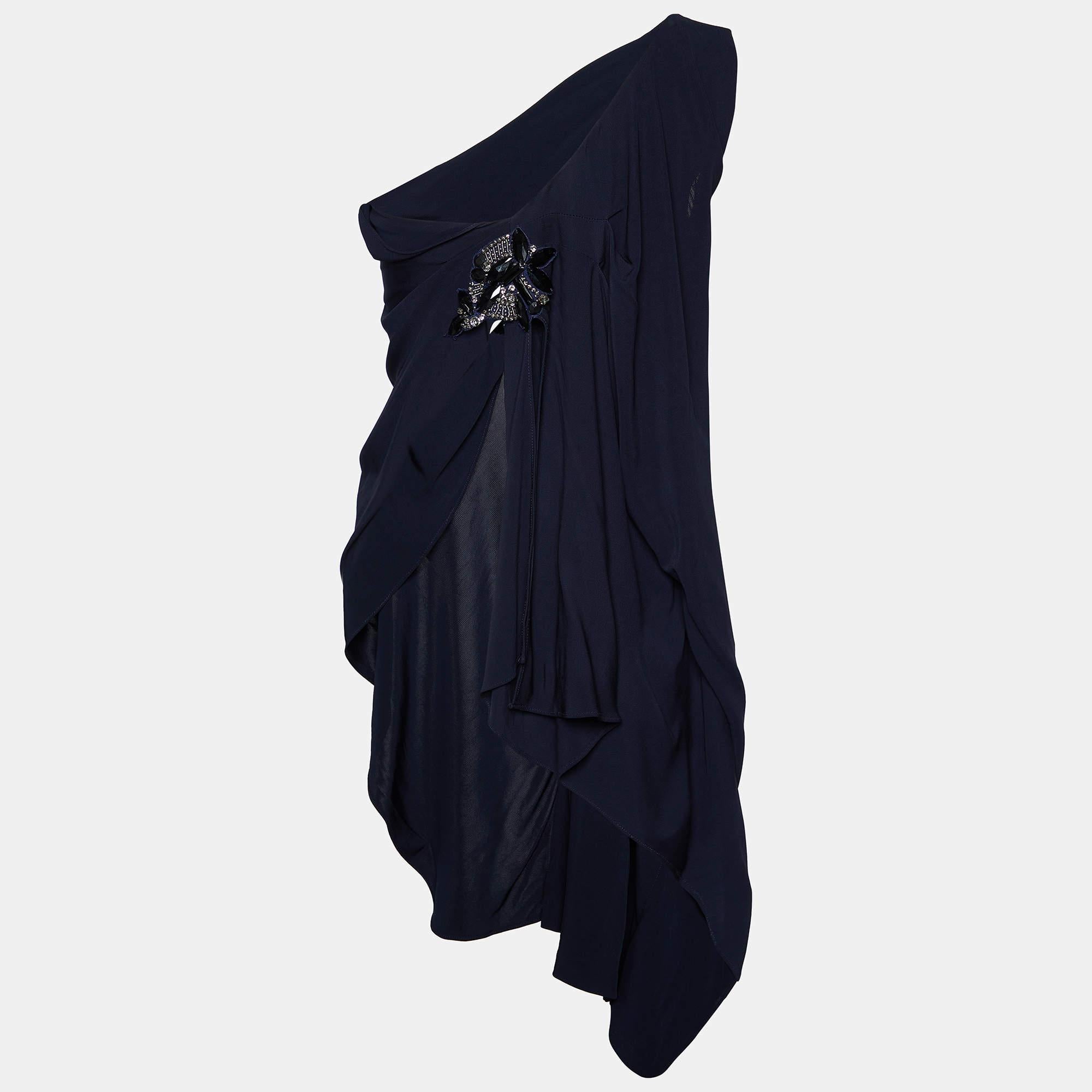 Make a luxe fashion statement by wearing this designer dress. It is tailored using fine fabric into a flattering silhouette.