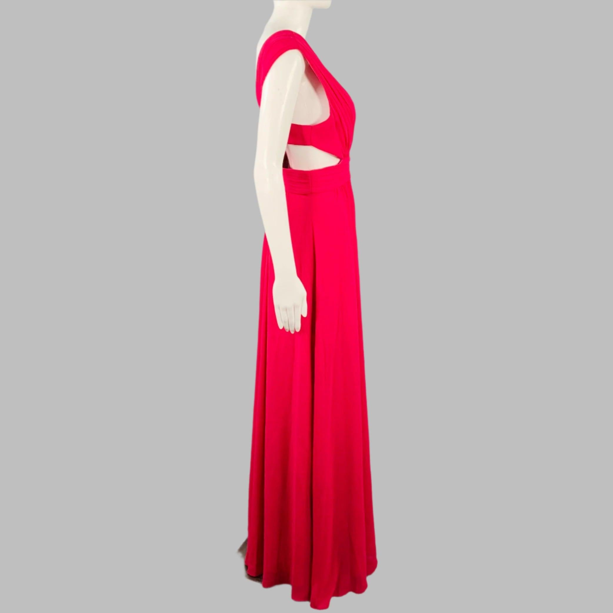 Vestido BADGLEY MISCHKA
en crepé de poliéster rosa, sin mangas, con detalles de recortes laterales y escote profundo en pico. 

Marcado:   UE 40 

Medidas: 
 
Hombros 13,5 pulgadas Busto: 35 pulgadas Cintura: 30 pulgadas Cadera: 38 pulgadas Largo: