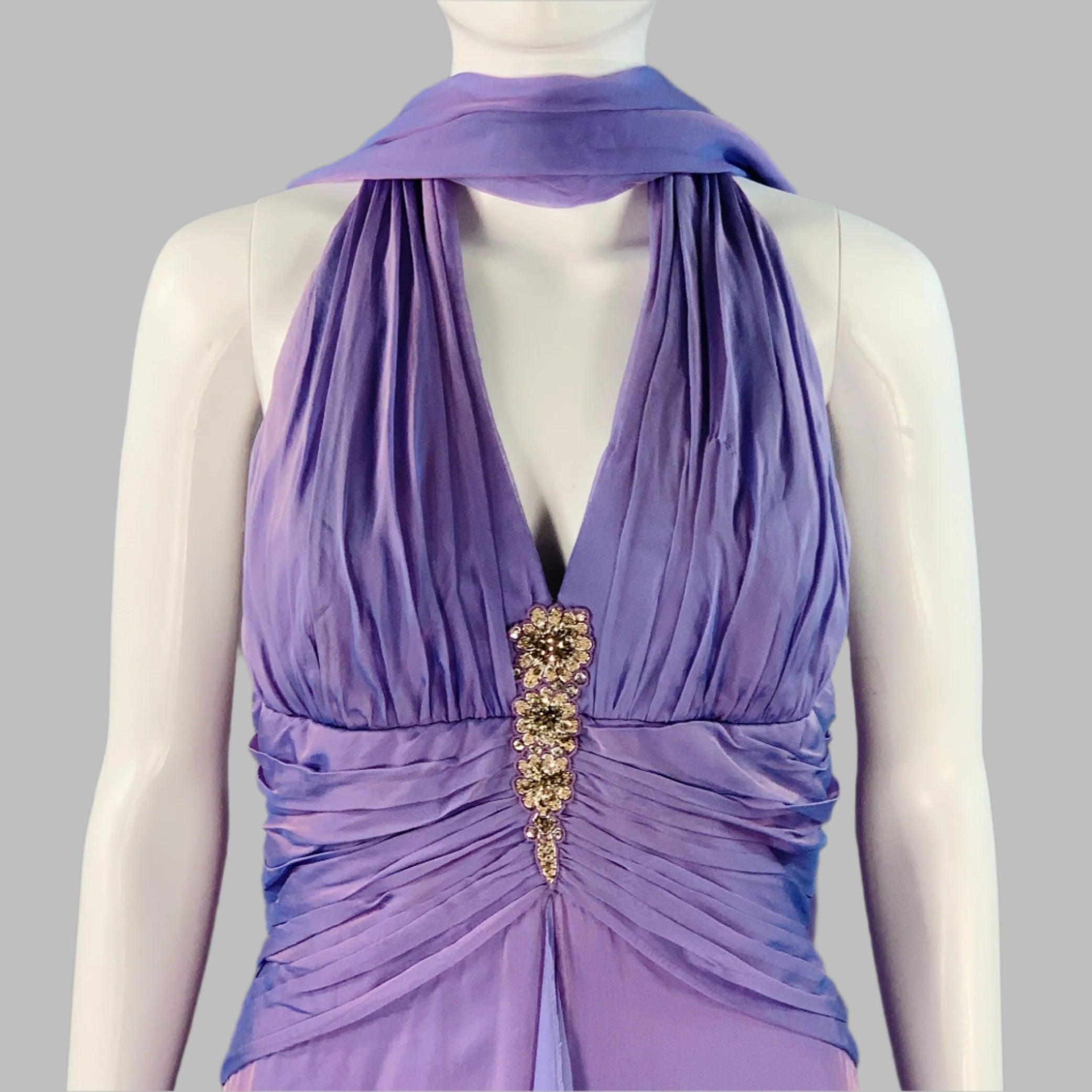 Vestido de noche BADGLEY MISCHKA
de seda púrpura lila iridiscente, con escote halter, adornos de cuentas y lentejuelas plateadas, pañuelo a juego y cierre de cremallera en la espalda. Múltiples inconvenientes menores. 

Marcado:   tamaño no marcado