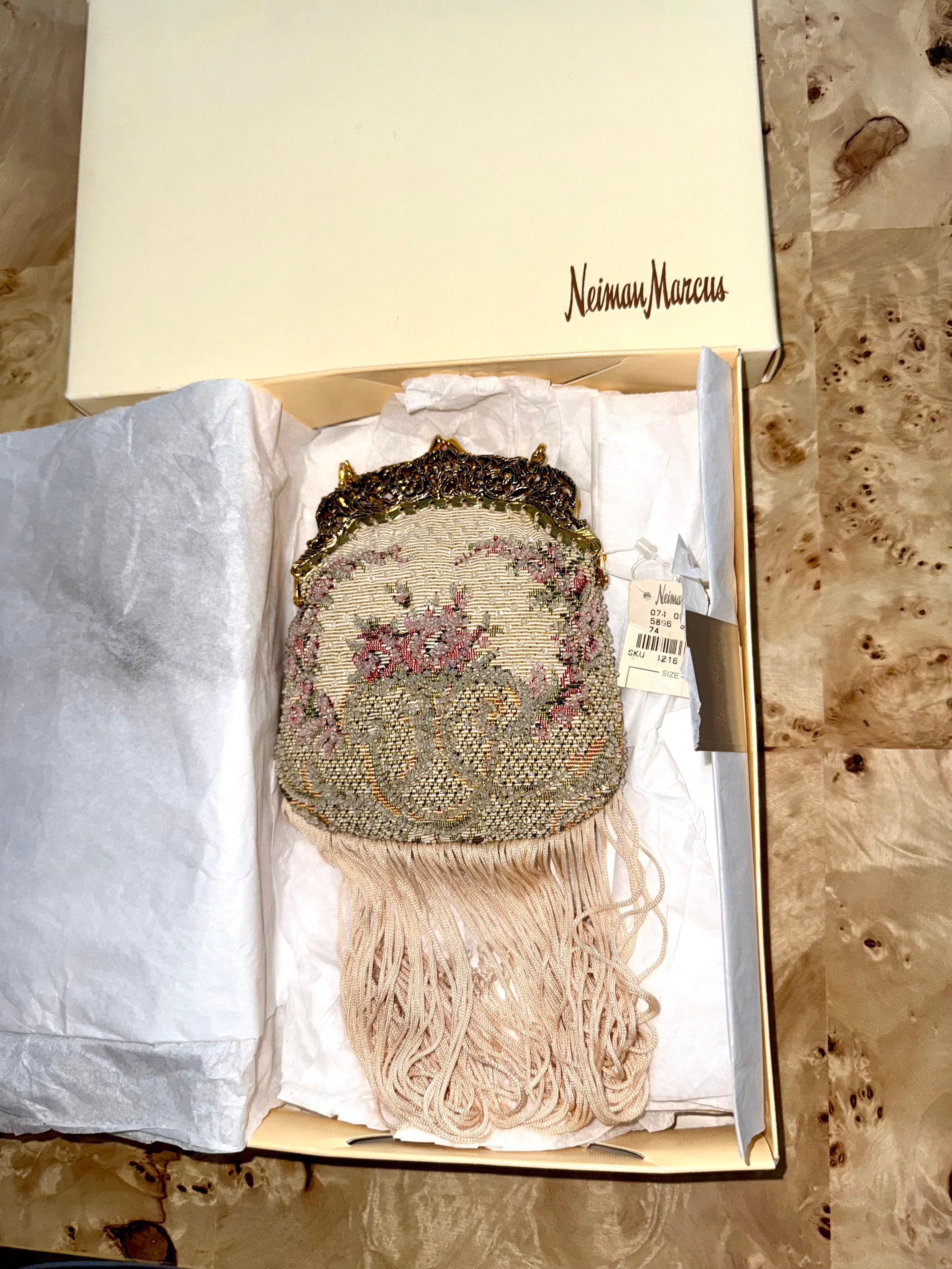 Badgley Mischka
Vintage By
Gelbgoldfarbene Beschläge und verschnörkelte Kette
Beigetöne
Bestickte Tasche mit floralem Muster und klaren Perlen
Lange Fransen mit einer Perle an jedem Ende
NWT's
Mit Schachtel, Taschentuch und Dusbag
Maße in Zoll,