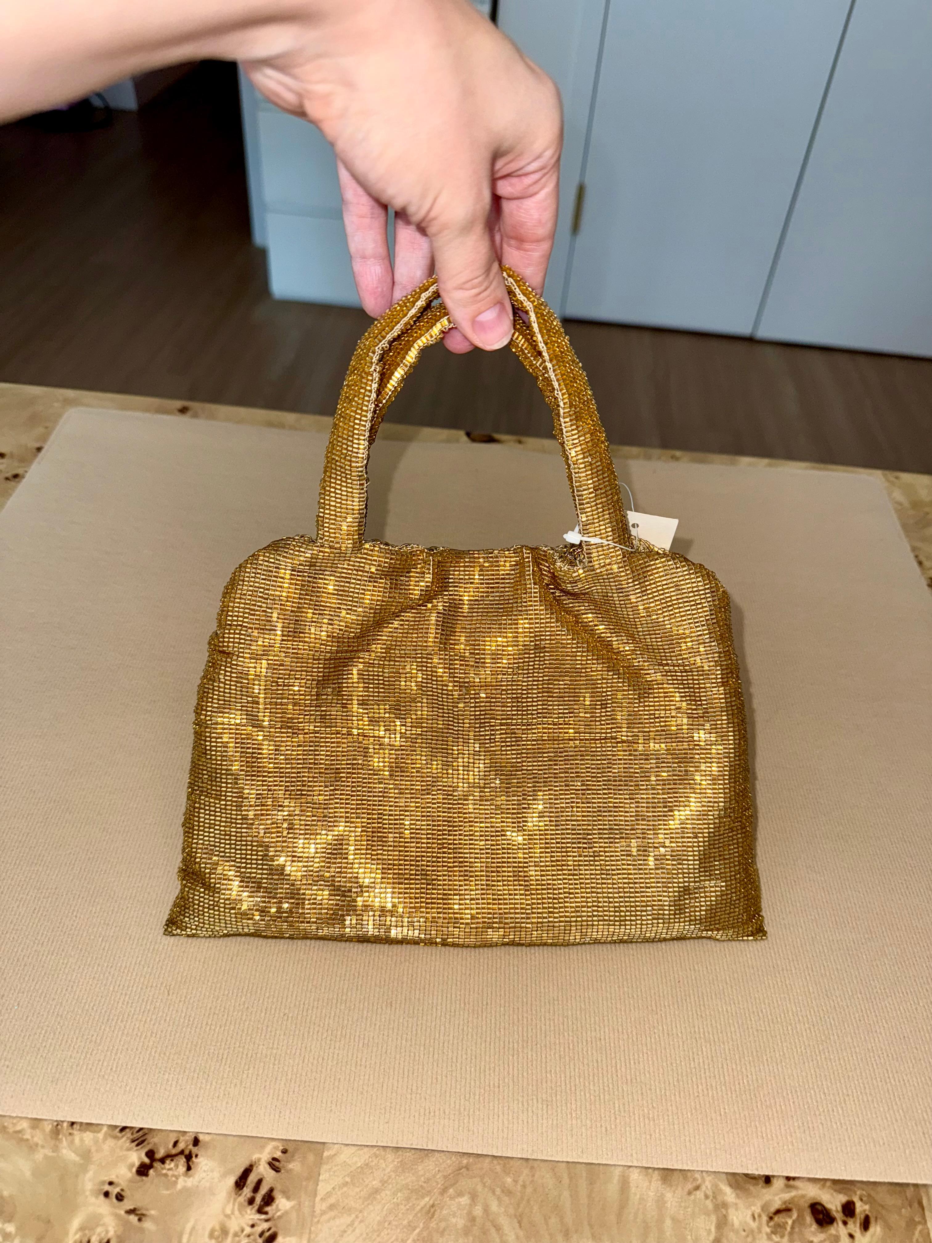 Badgley Mischka
Vintage
Entièrement recouvert de perles de verre en or jaune
Poignée supérieure
NWT's
Pristine
Mesures en pouces à plat : hauteur sans la sangle 9, largeur 6

Vente finale