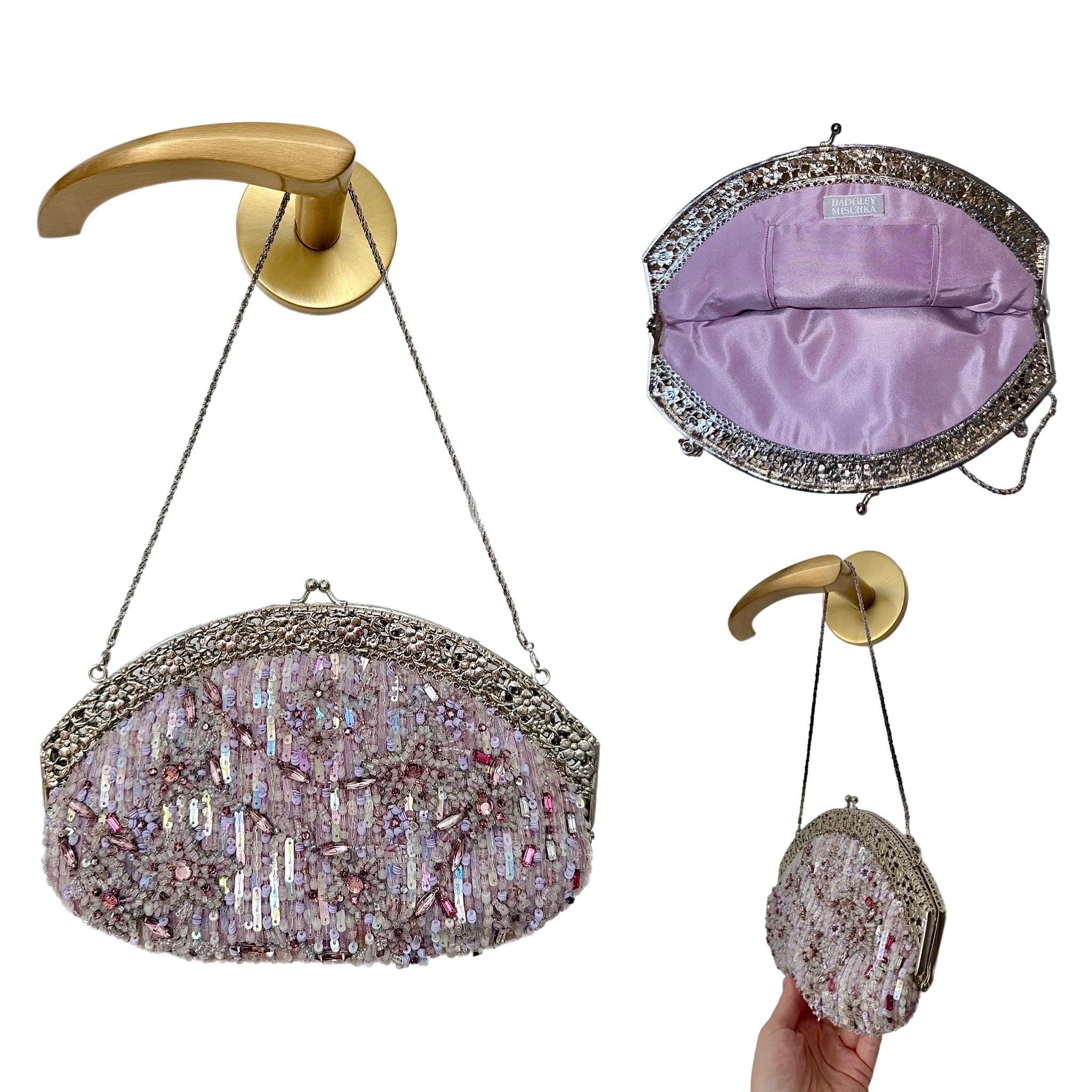 Badgley Mischka
Vintage
Fortement orné de paillettes, de cristaux et de perles
Violet lilas irisé avec des roses
Quincaillerie argentée ornée et chaîne unique
Pristine
Dimensions en pouces à plat : 8 de longueur, 5 de hauteur sans la bordure ornée