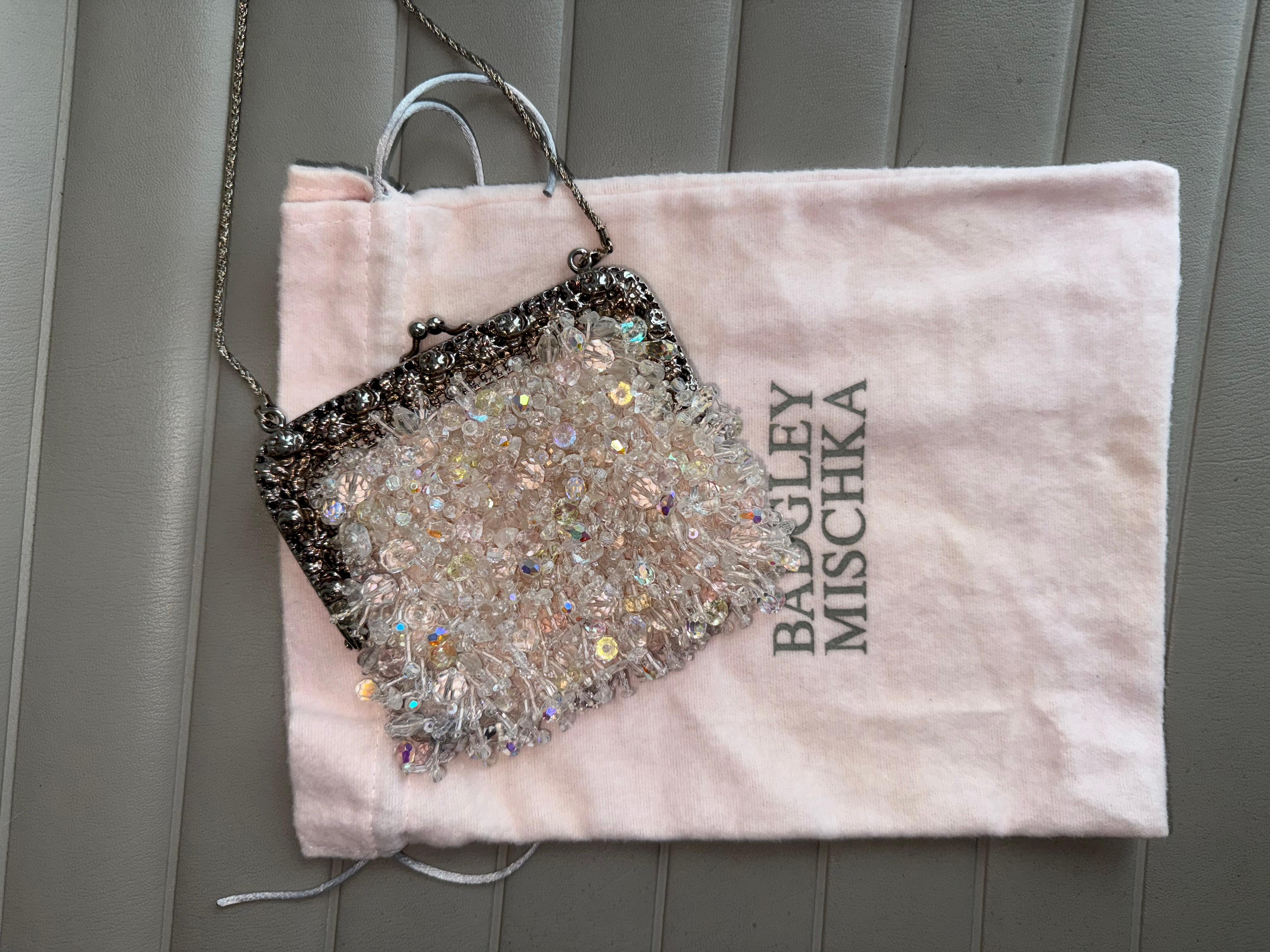 Badgley Mischka
Vintage By
Blassrosa schillernde Büschel aus Steinen, Perlen und Pailletten
Silberne verschnörkelte Hardware mit einzigartiger Kette
Ausgezeichneter Condit, keine Mängel
Maße in Zoll, flach liegend: 5 x 5, innen möglicherweise 1