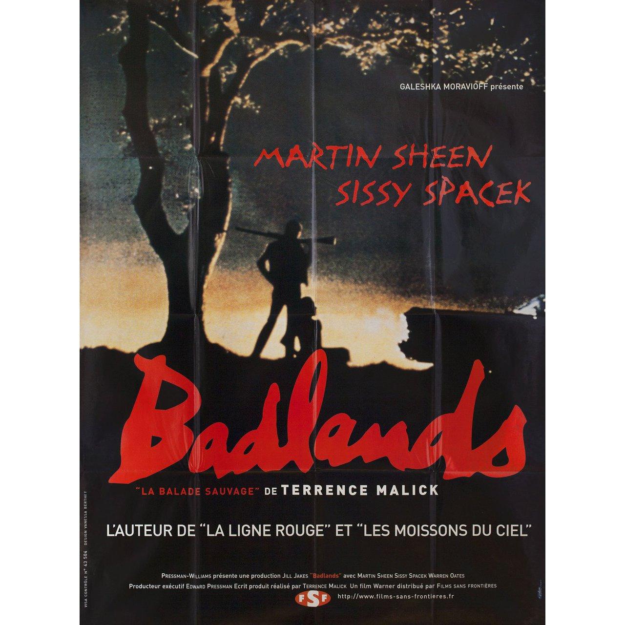 Grande affiche française originale des années 1990 pour le film Badlands réalisé par Terrence Malick en 1973 avec Martin Sheen / Sissy Spacek / Warren Oates / Ramon Bieri. Très bon état, plié. De nombreuses affiches originales ont été publiées