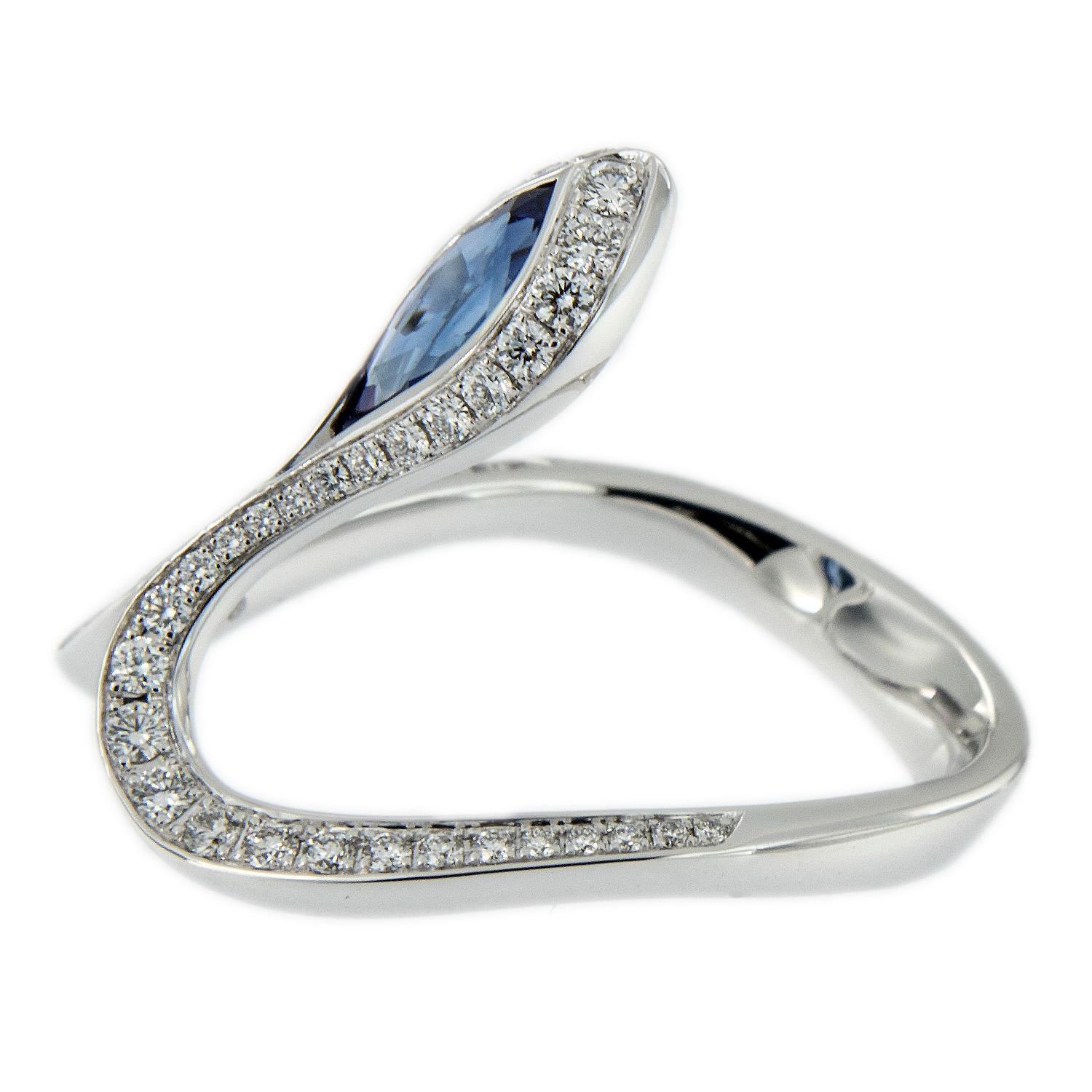 Taille Marquise Baenteli Bague Royale Marquise en or 18 carats avec saphir bleu et diamants en vente